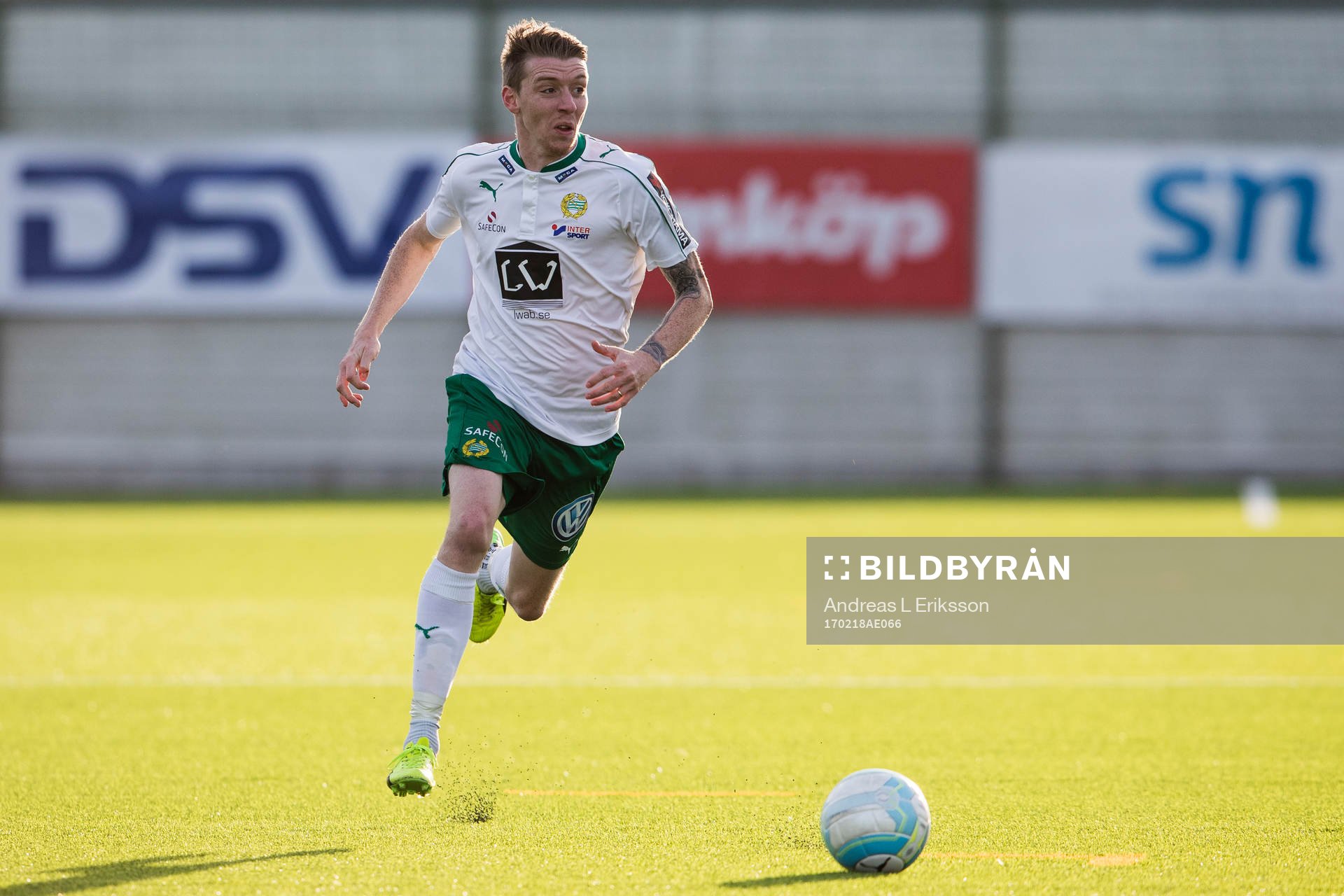 Hammarbys Birkir Már Saevarsson med bollen