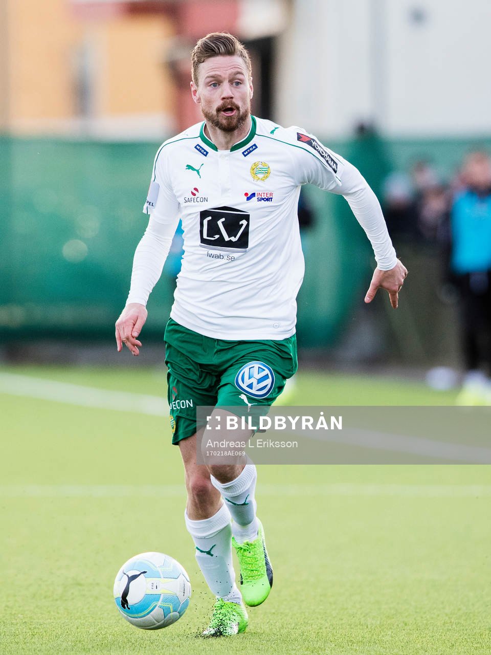 Hammarbys Arnór Smárason med bollen