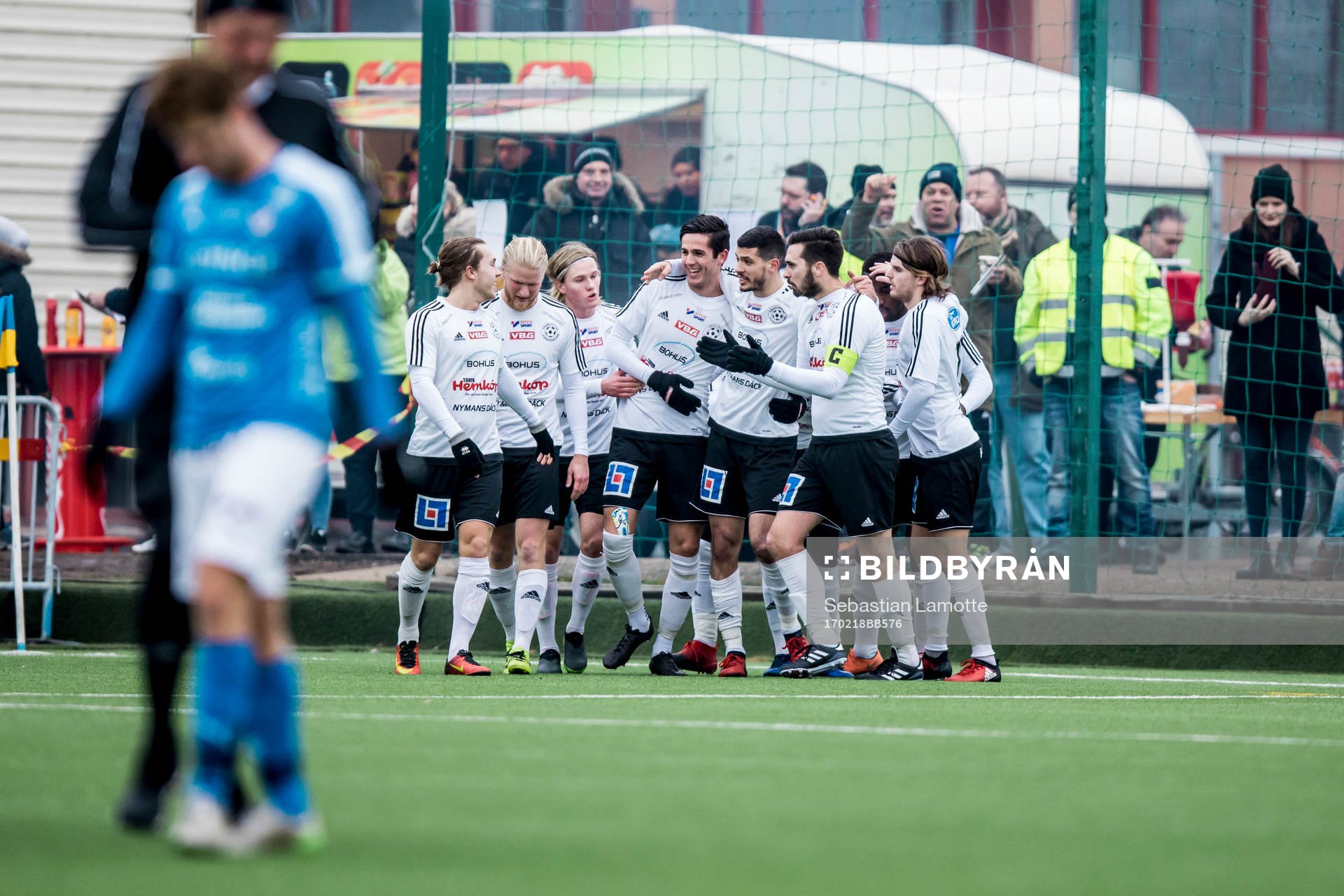 Vänersborgs Valon Gashi har gjort 1-0 och jublar med