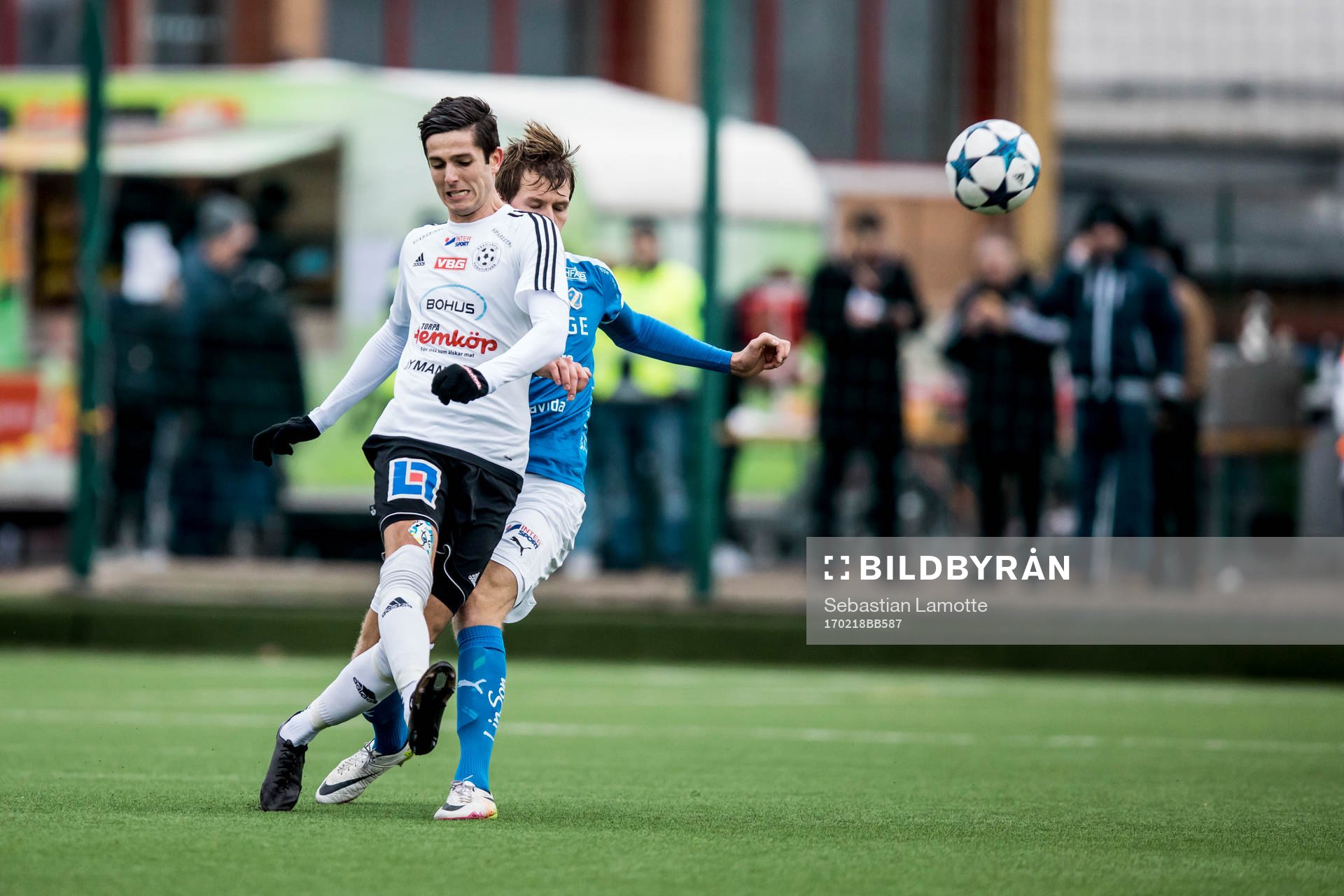 Vänersborgs Valon Gashi före Halmstads Marcus Johansson