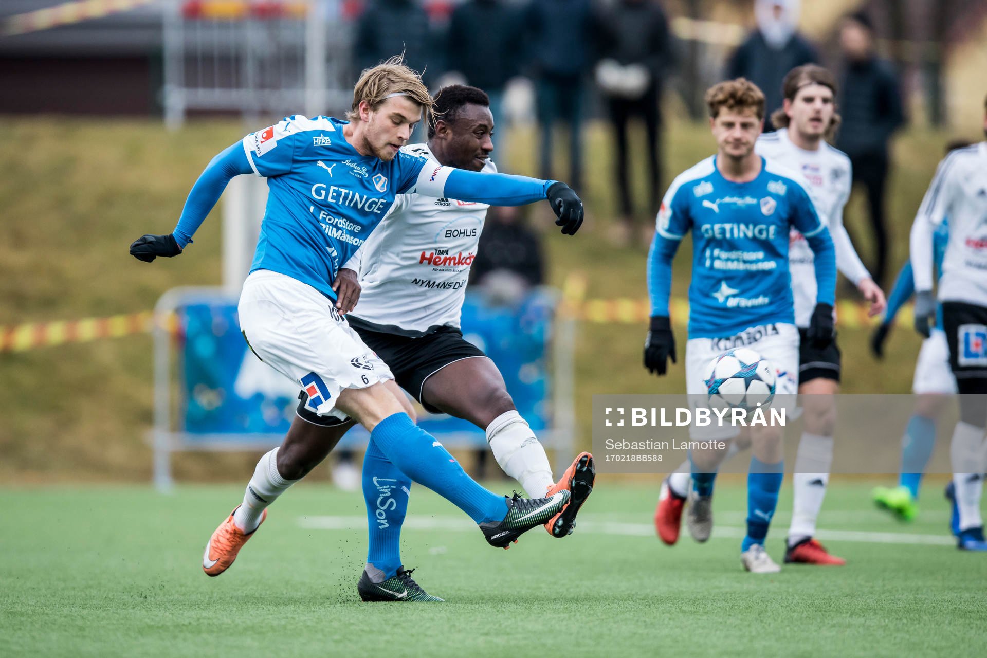 Halmstads Marcus Mathisen skjuter före Vänersborgs Ismael
