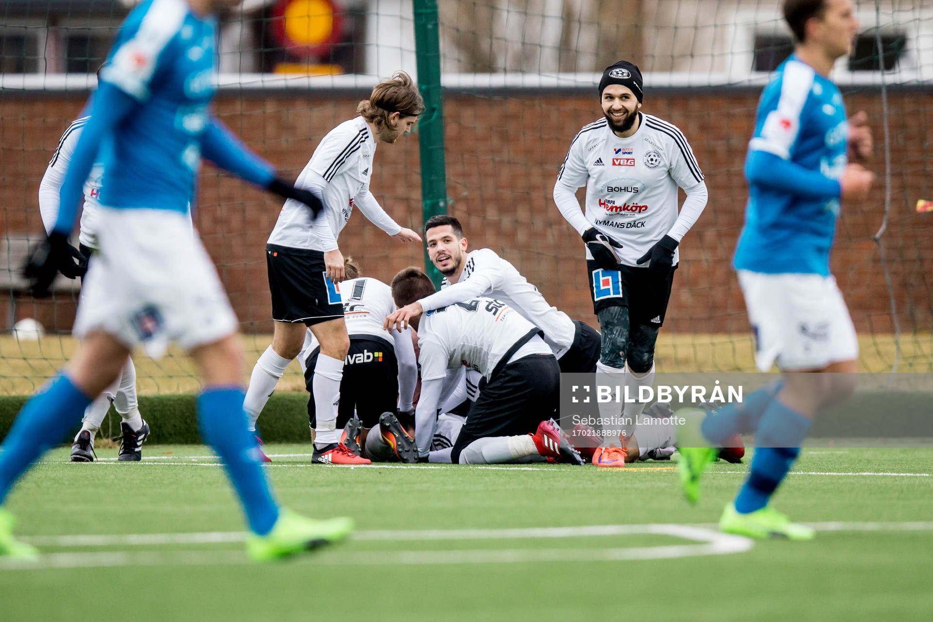 Vänersborgs Valon Gashi jublar med lagkamraterna efter sitt mål till 2-1 under fotbollsmatchen i gruppspelet i Svenska Cupen mellan Vänersborg och Halmstad den 18 februari 2017 i Vänersborg.