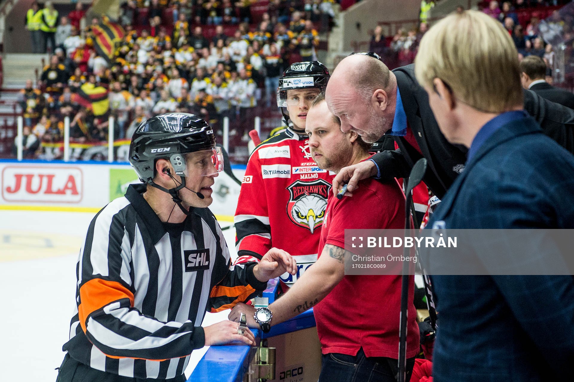 Domare Tobias Björk pratar med Malmö Redhawks tränare