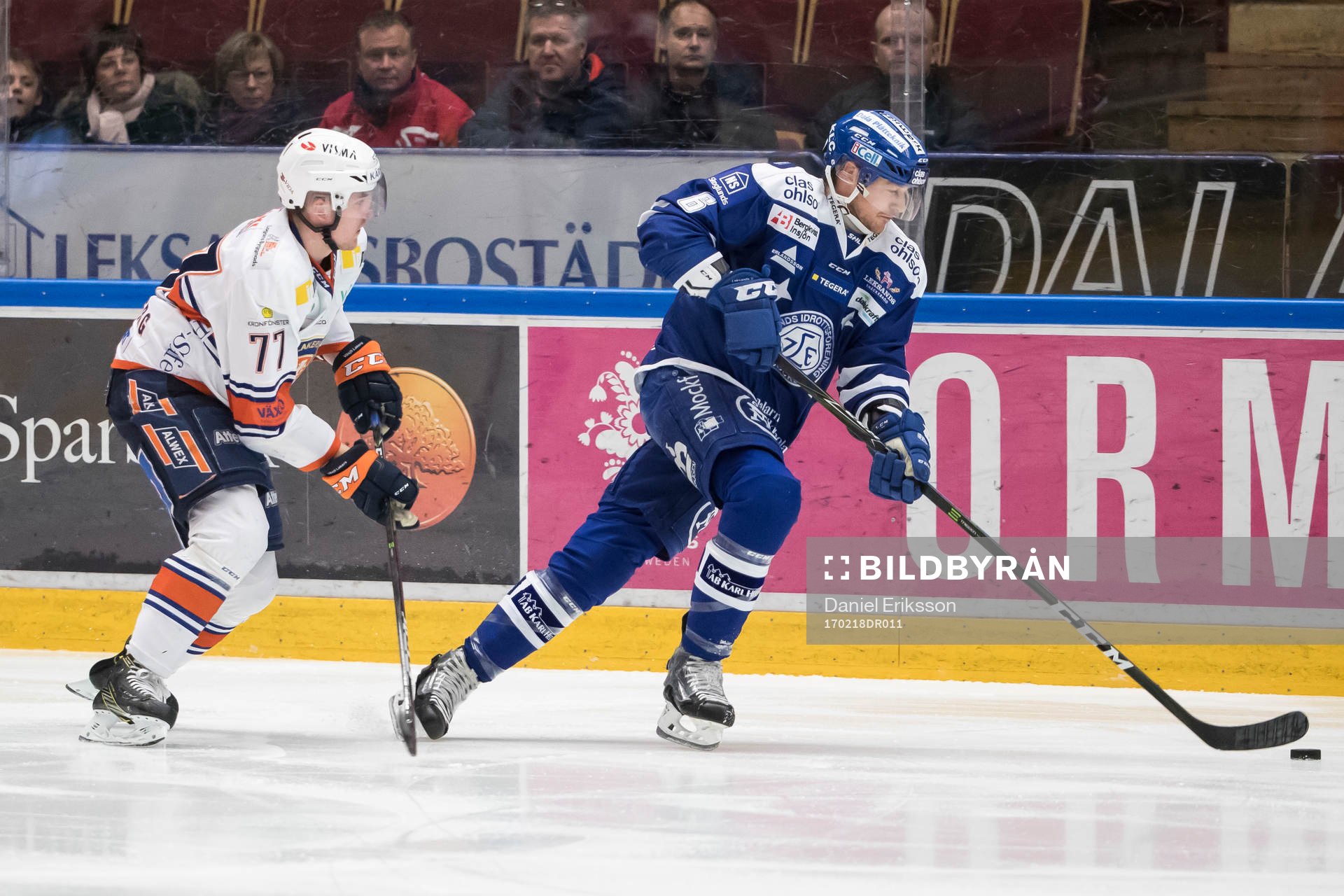 Växjös Pontus Netterberg jagar Leksands Joe Piskula i