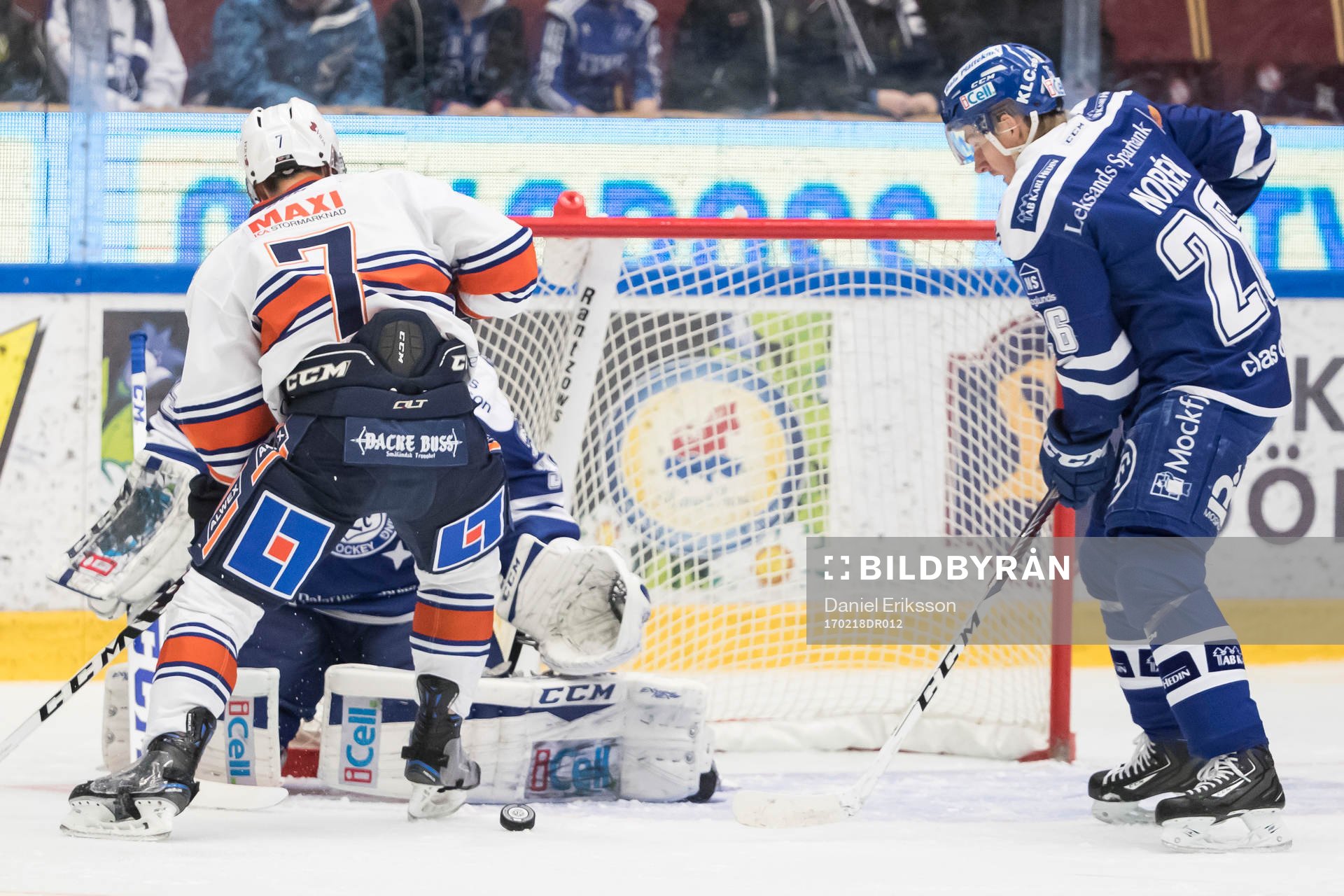 Växjös Jeff Tambellini framför Leksands målvakt Atte