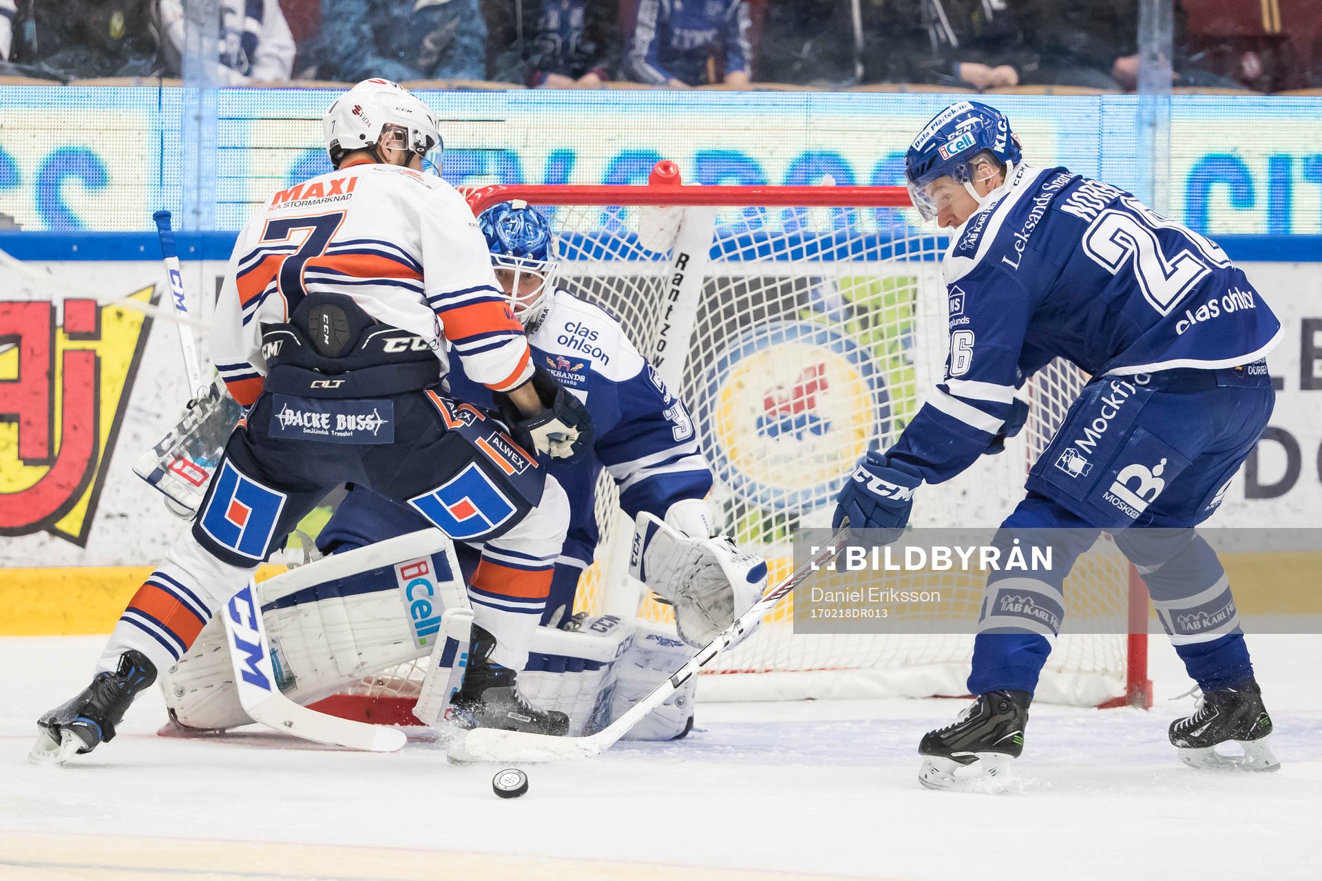 Växjös Jeff Tambellini framför Leksands målvakt Atte