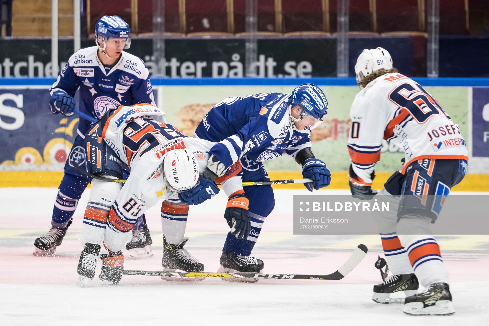 Växjös Liam Reddox och Leksands Ben Youds i kamp och