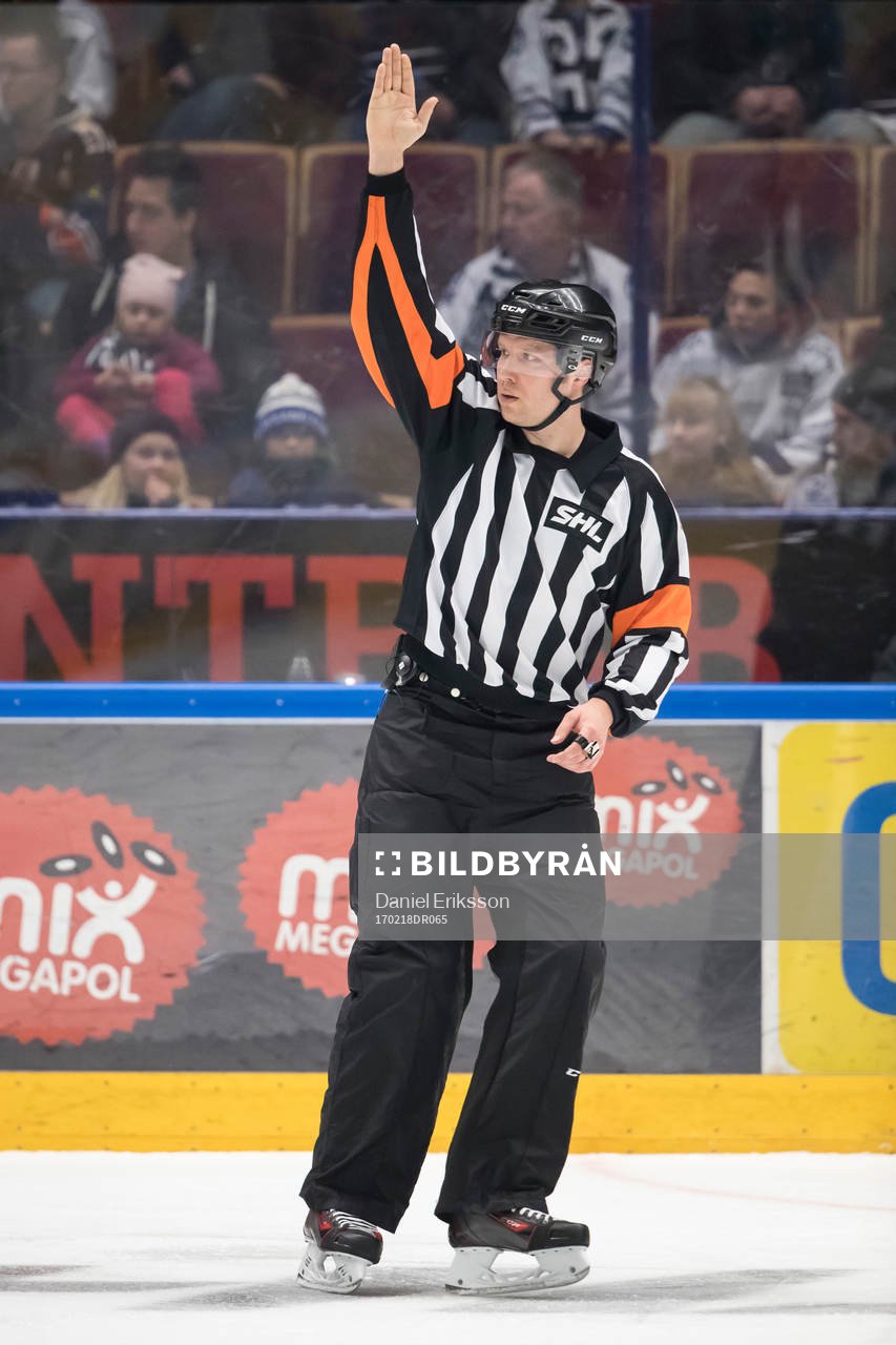 Domare Marcus Linde i ishockeymatchen i SHL mellan Leksand