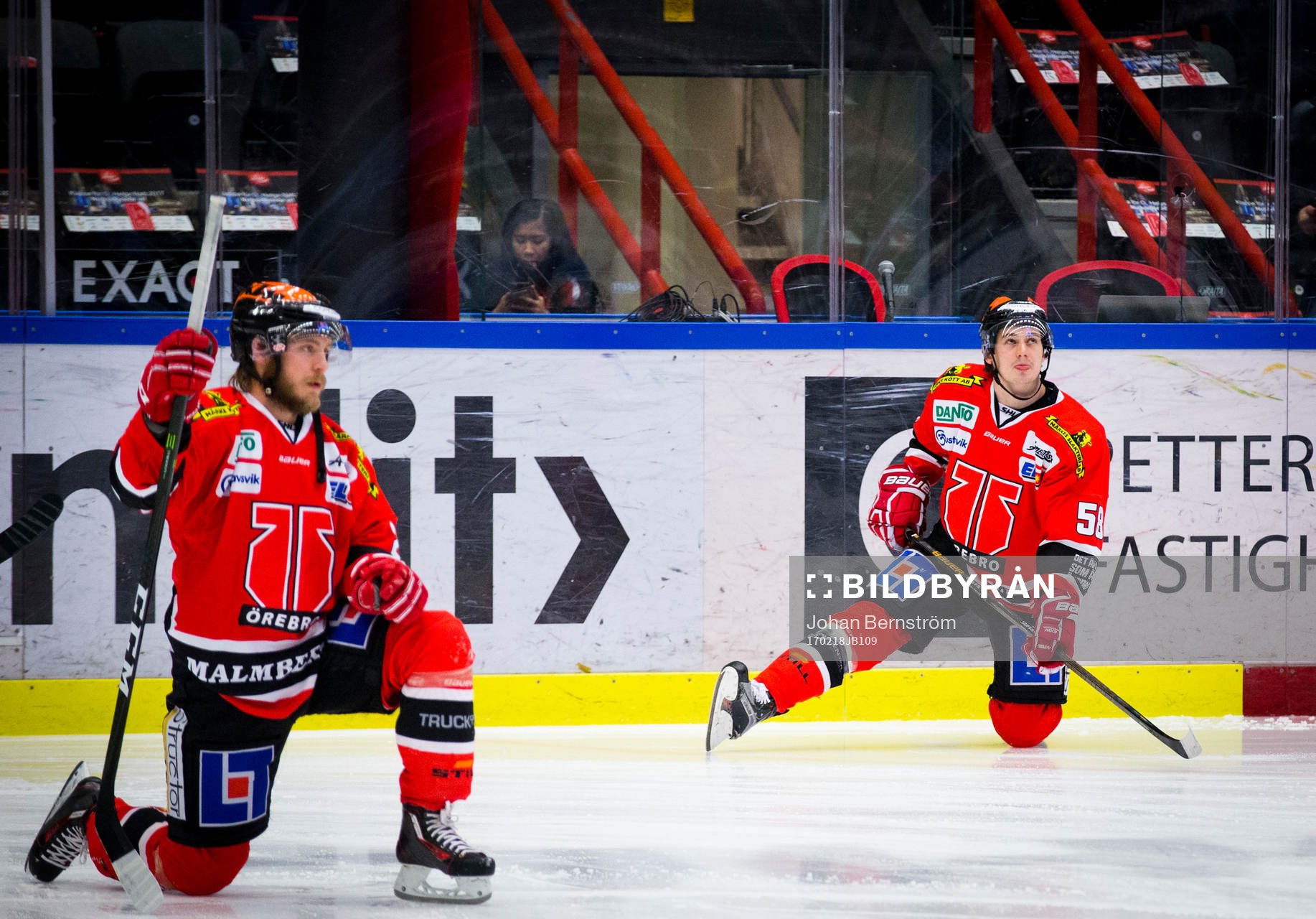 Örebros Fredric Andersson och Michael Haga stretchar