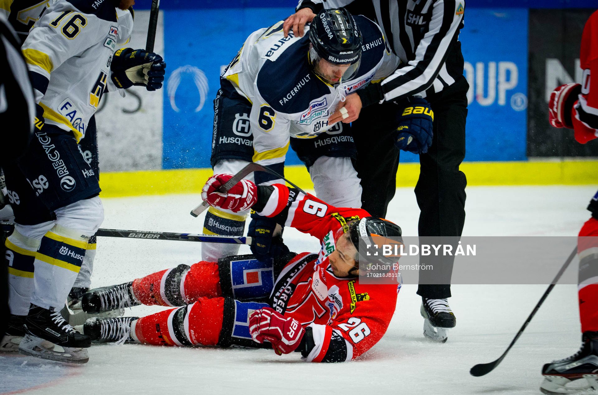 s Christoffer Persson trycker ned Örebros Greg Squires