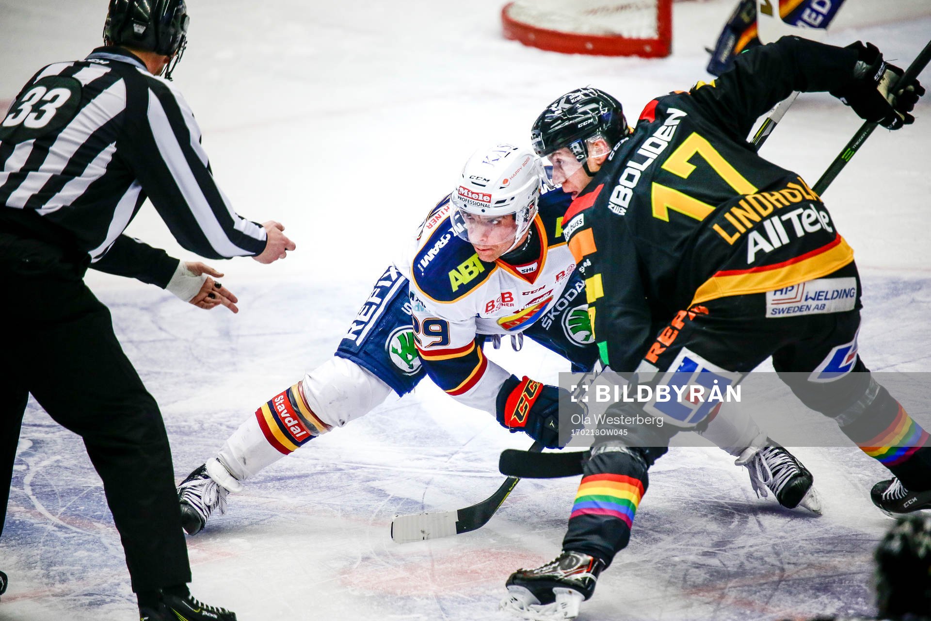 Skellefteås Pär Lindholm tekar mot Djurgårdens Matt