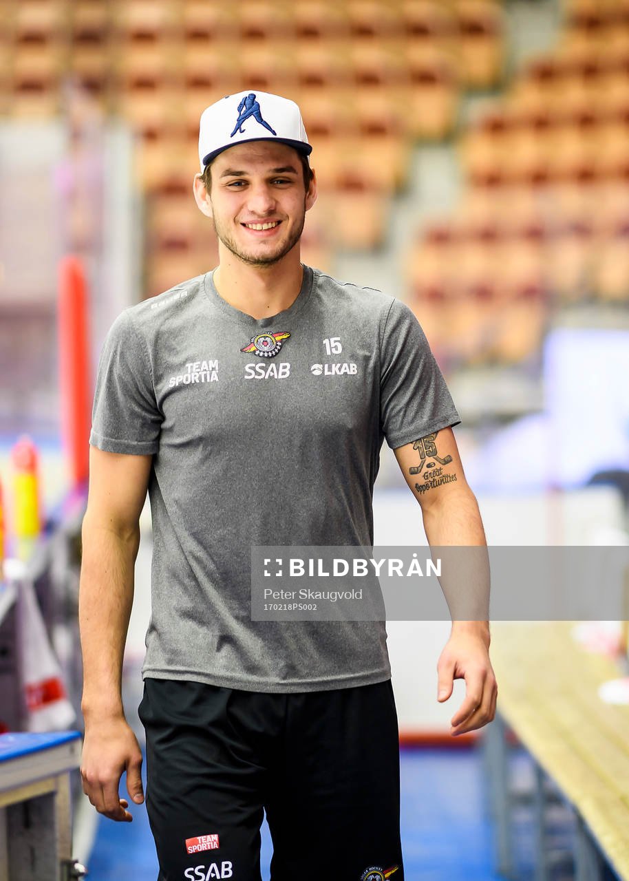 Luleås Christian Jaros laddar