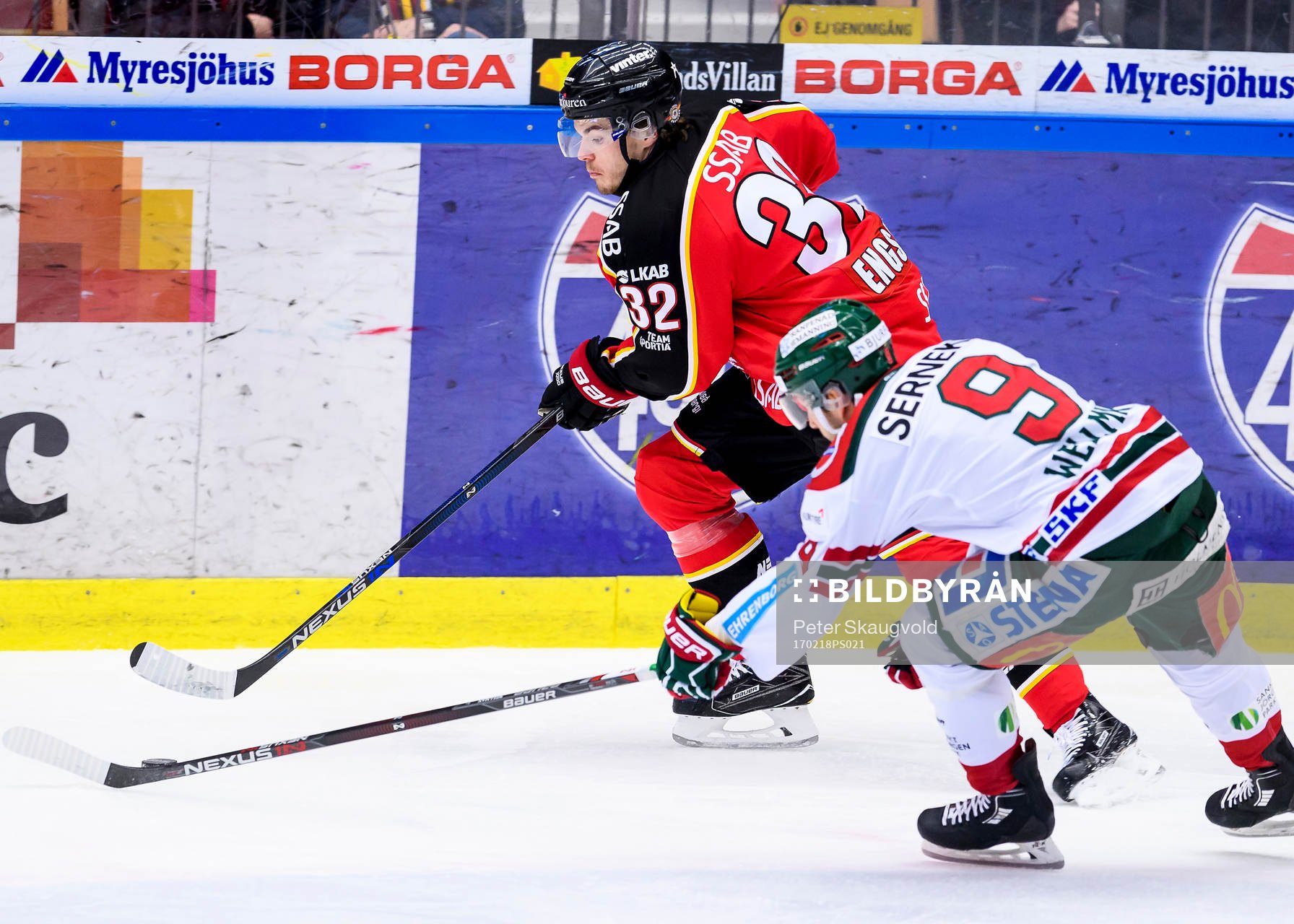 Luleås Oscar Engsund med pucken