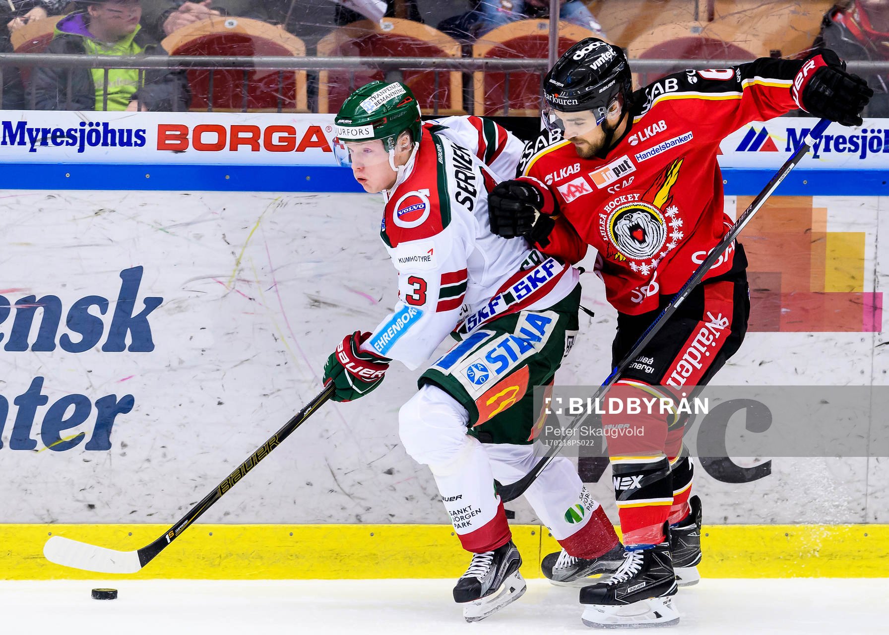 Frölundas Carl Grundström med pucken jagas av Luleås