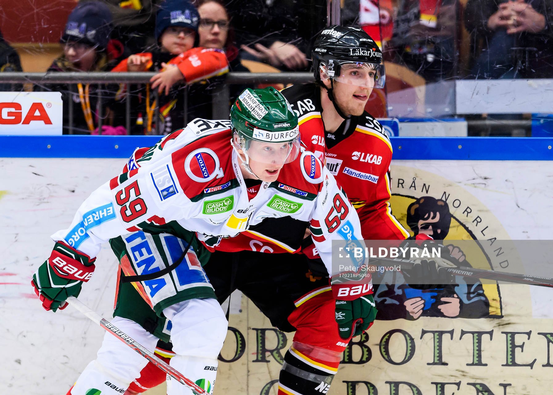 Frölundas Simon Hjalmarsson tacklar Luleås Anton Hedman