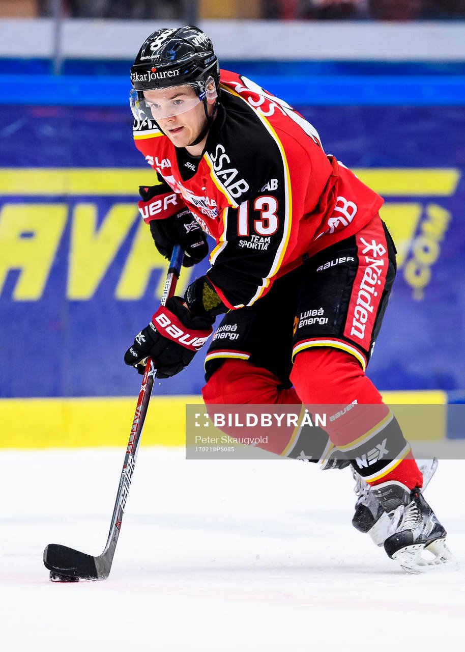 Luleås Julius Junttila med pucken