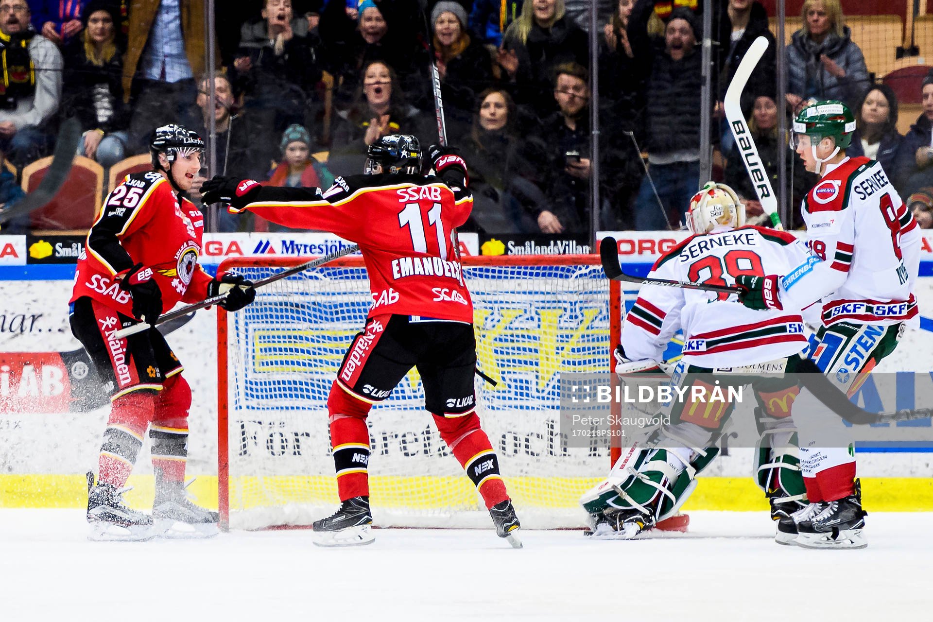 Frölundas målvakt Dan Bakala tappar pucken till Luleås