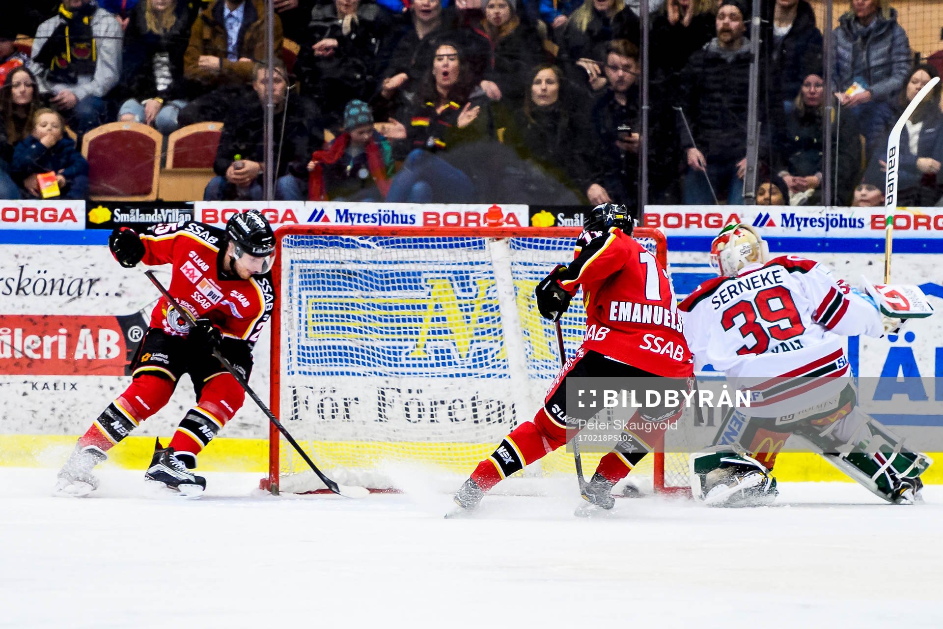 Frölundas målvakt Dan Bakala tappar pucken till Luleås
