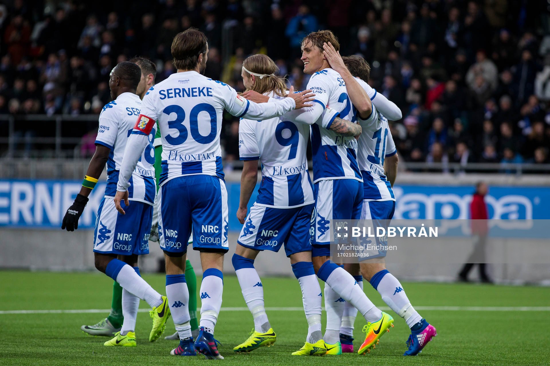 IFK Göteborgs Thomas Rogne jublar och omfamnas
