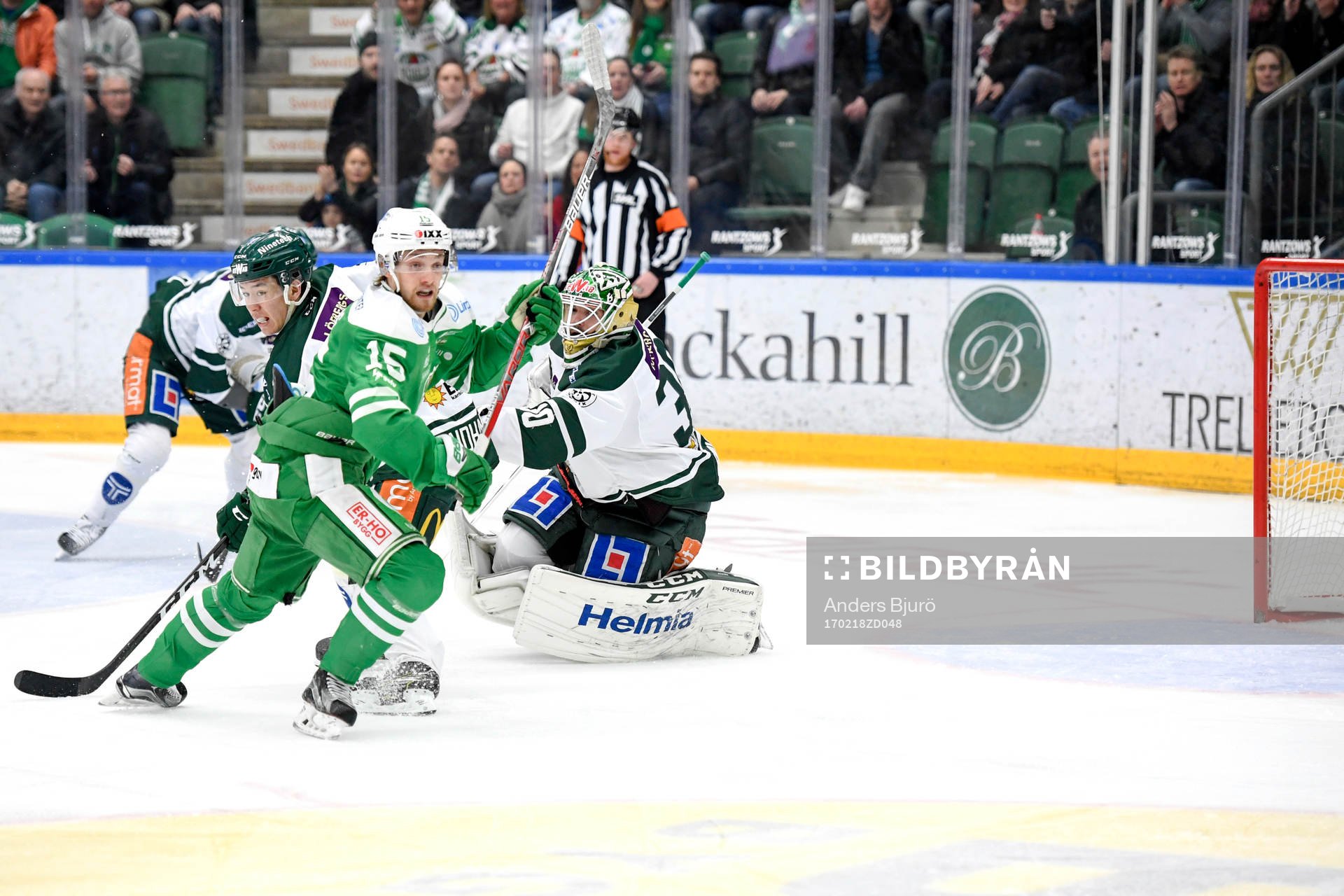 Rögles Simon Ryfors och Färjestads målvakt Lars Haugen