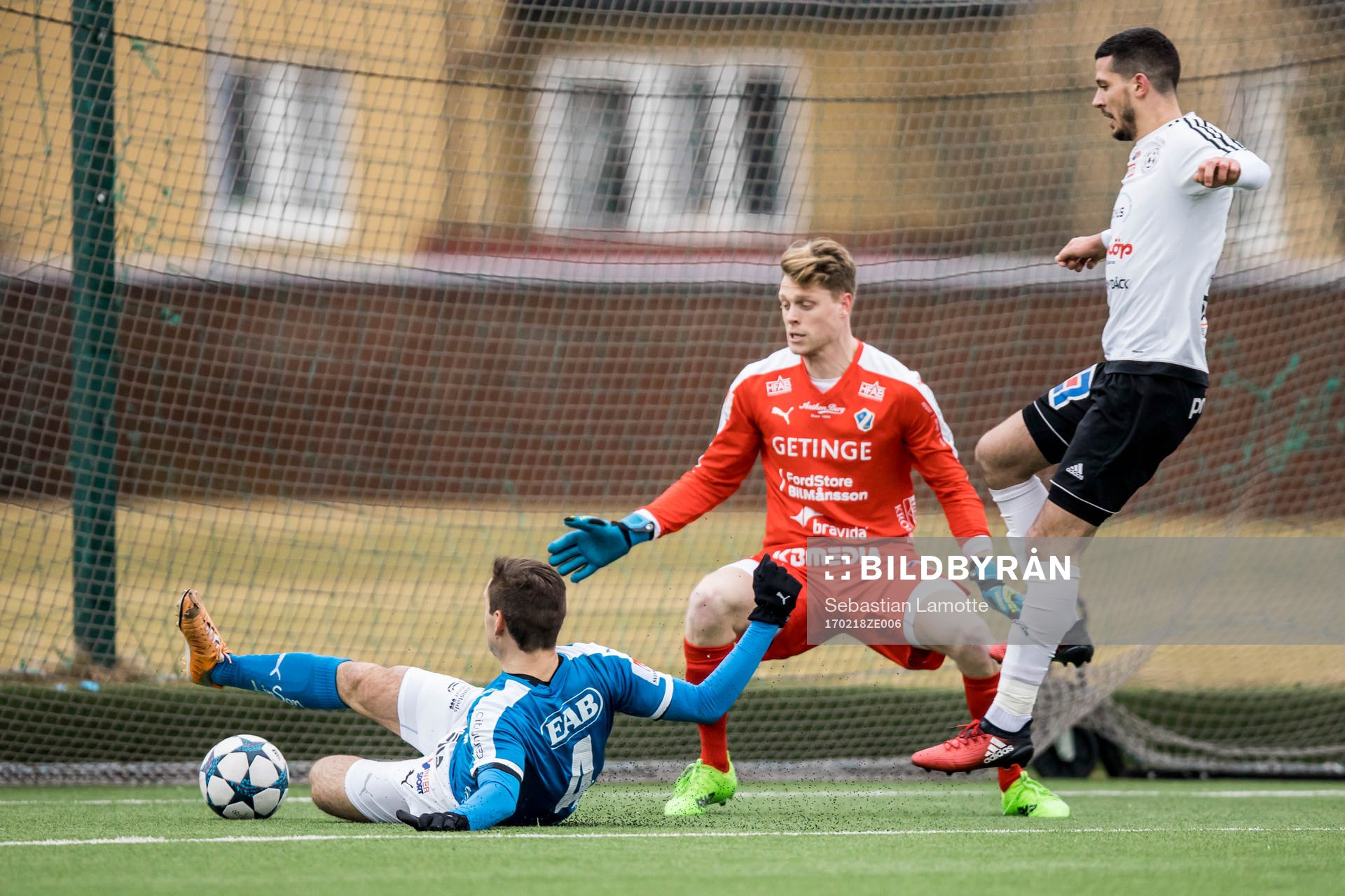 Halmstads Ivo Pekalski och målvakt Malkolm Nilsson före Vänersborgs Andelo Vekic under fotbollsmatchen i gruppspelet i Svenska Cupen mellan Vänersborg och Halmstad den 18 februari 2017 i Vänersborg.