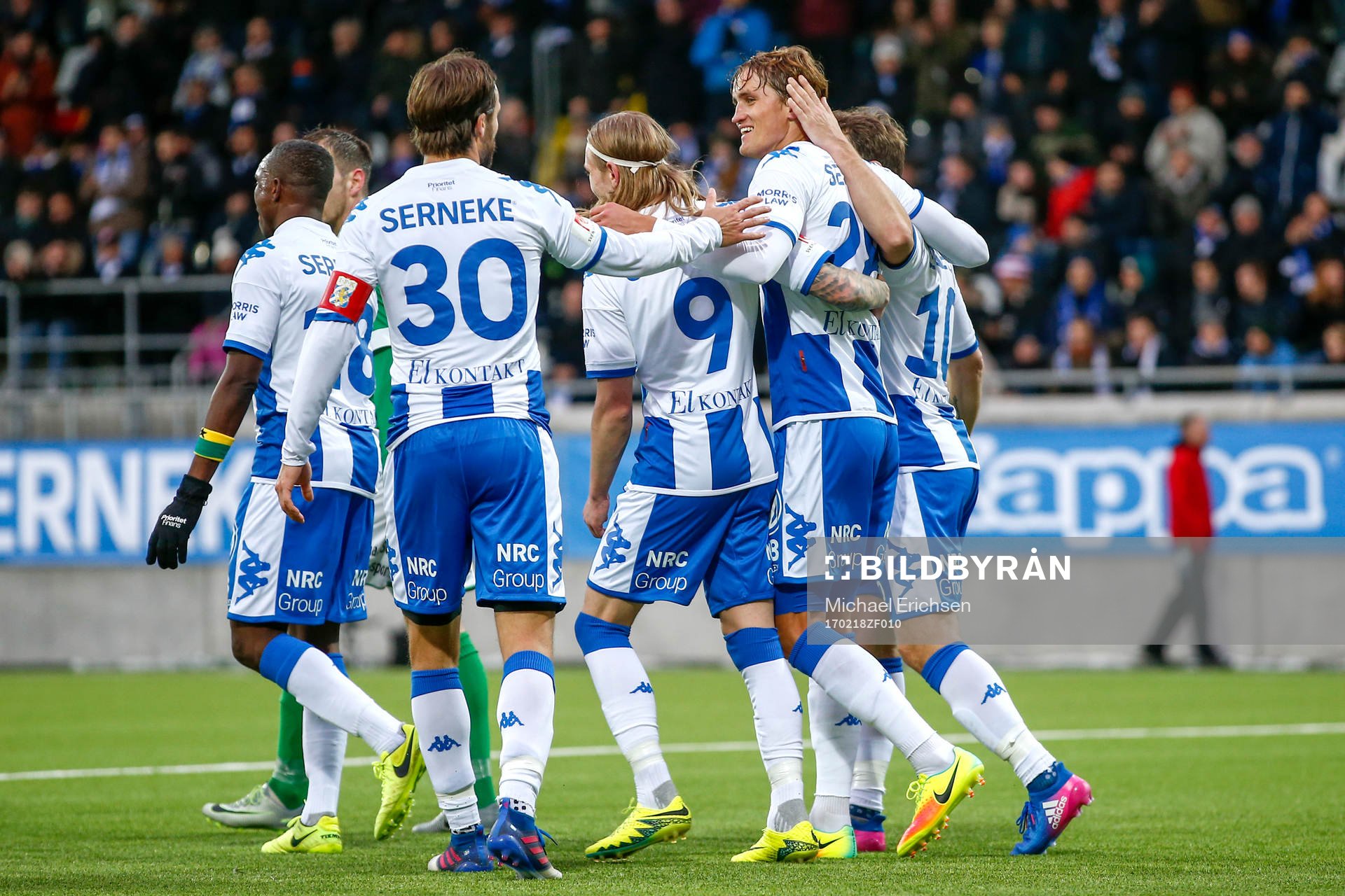 IFK Göteborgs Thomas Rogne jublar med lagkamrater