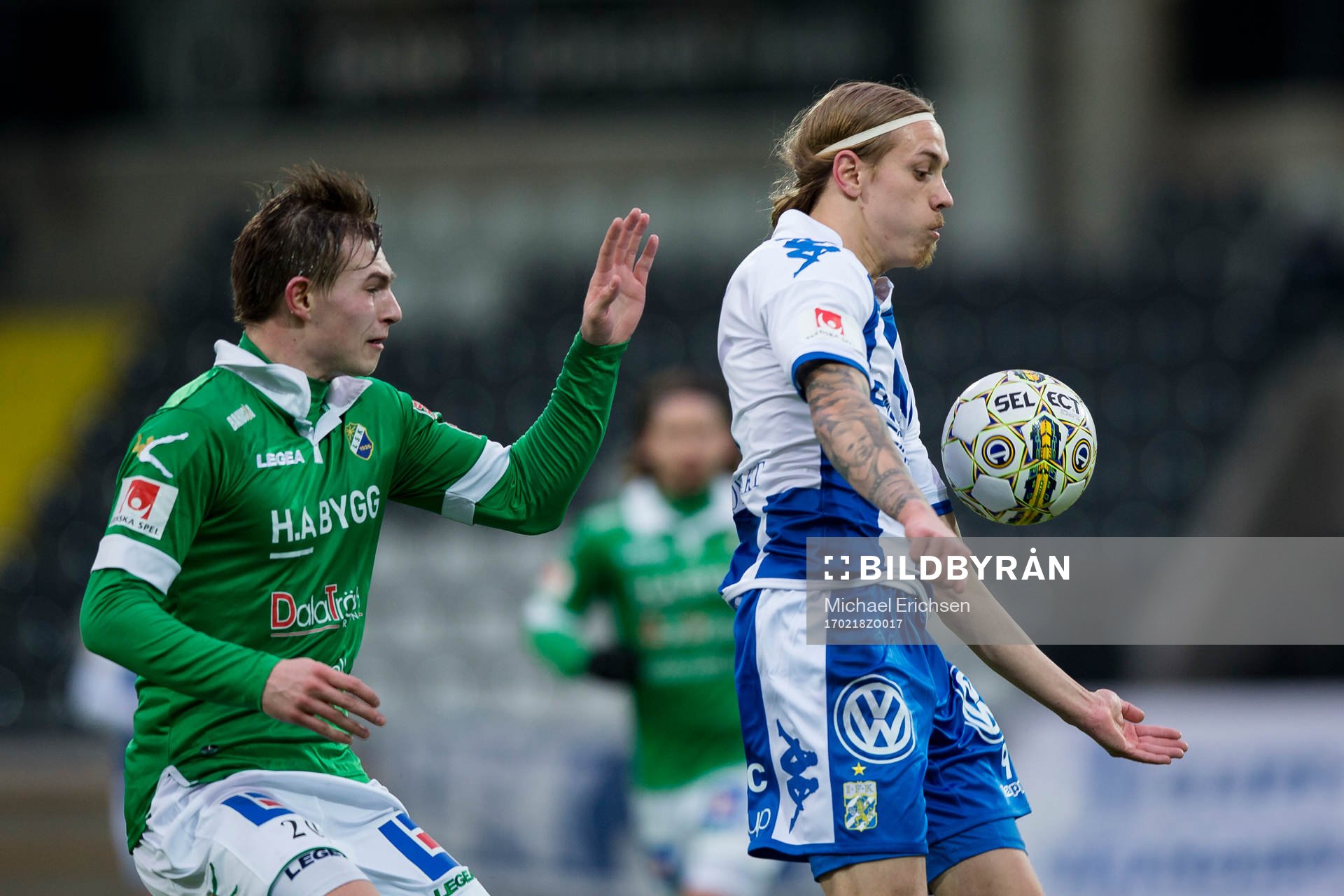 IFK Göteborgs Elias Mar Omarsson före Ljungskiles Linus