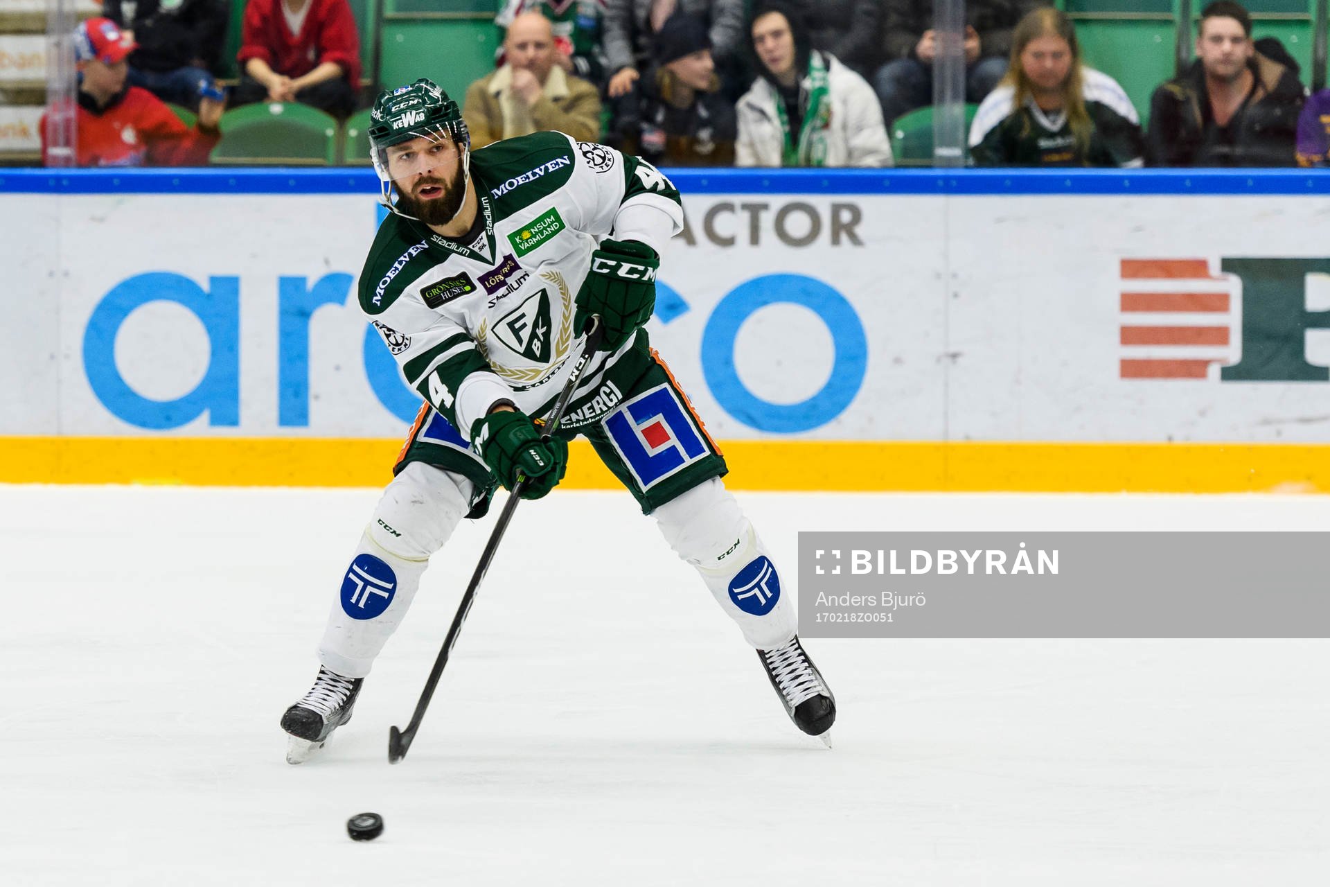 Färjestads Milan Gulas med pucken