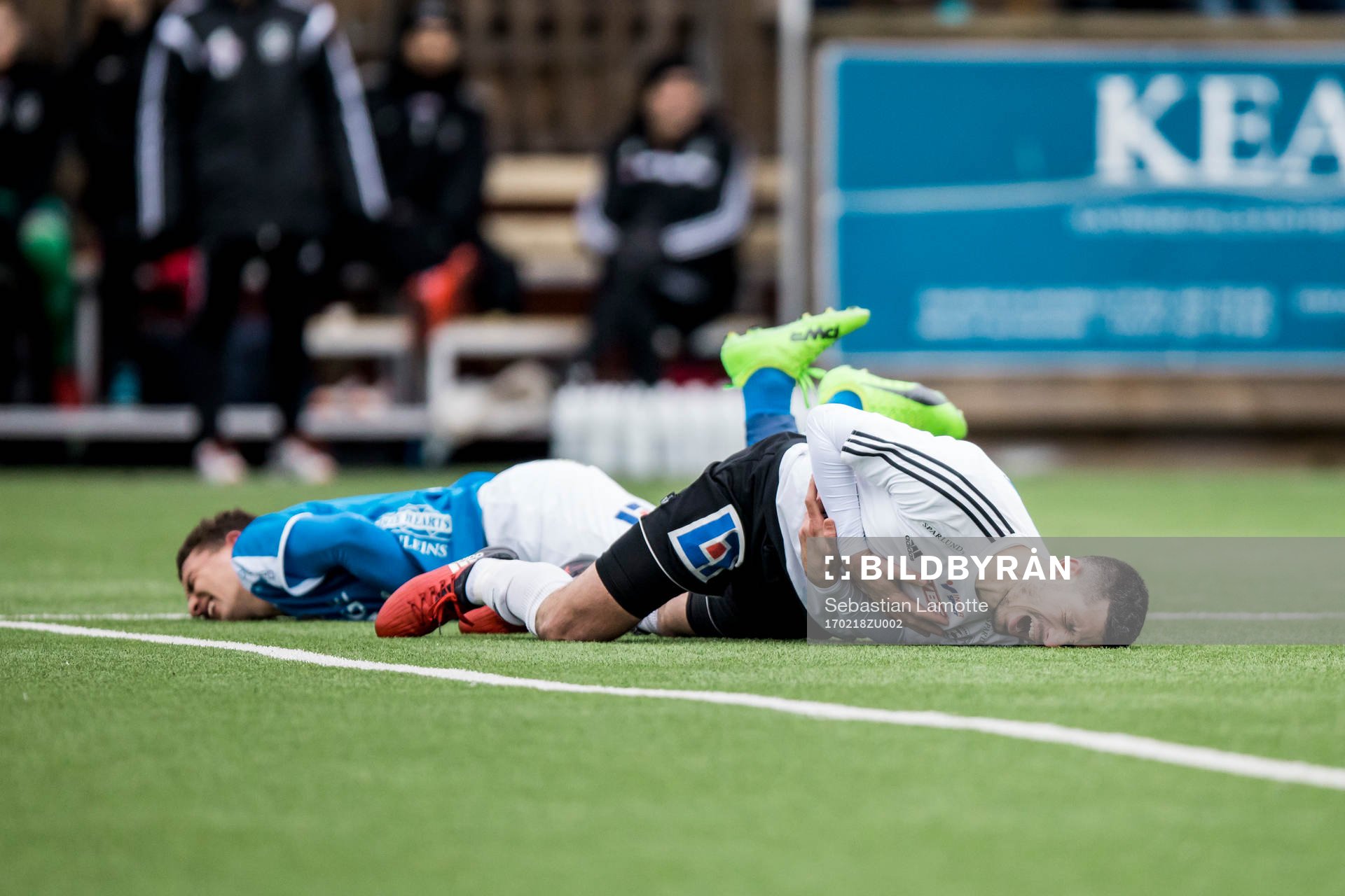 Vänersborgs Andelo Vekic i duell med Halmstads Adnan Kojic under fotbollsmatchen i gruppspelet i Svenska Cupen mellan Vänersborg och Halmstad den 18 februari 2017 i Vänersborg.