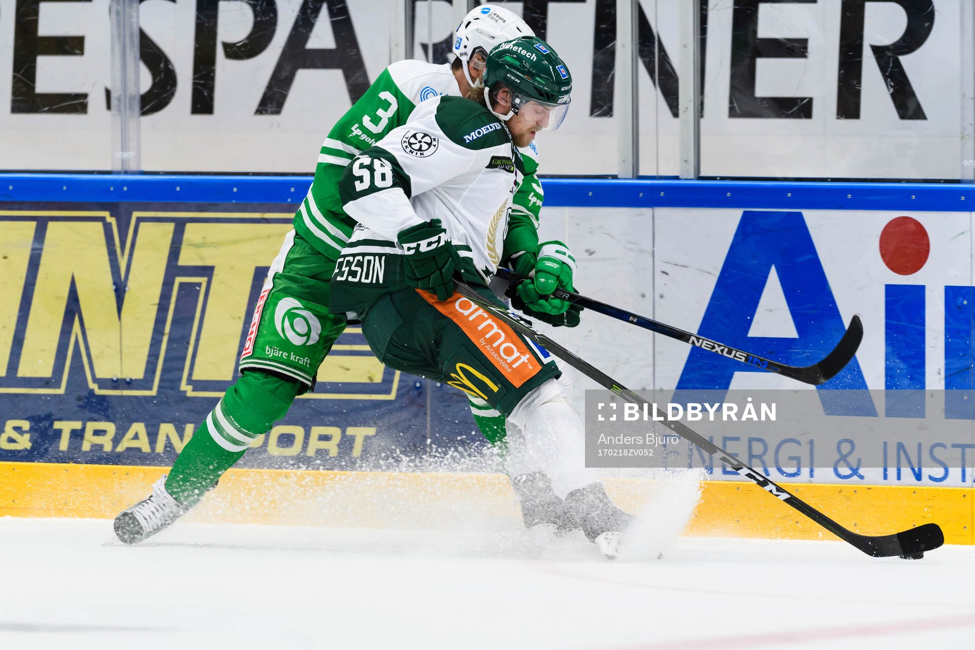 Rögles Almen Bibic och Färjestads Anton Gustafsson i kamp