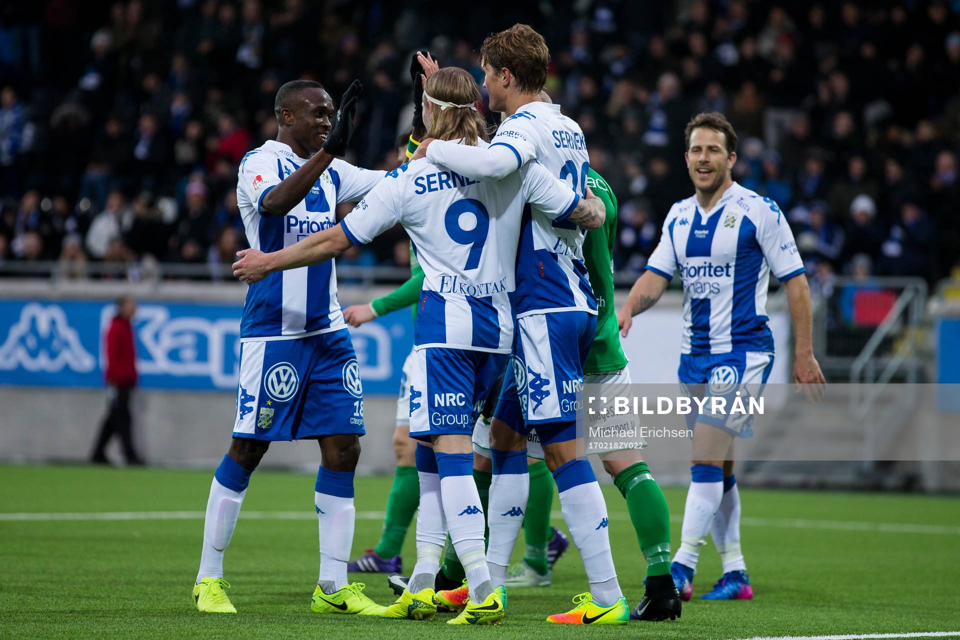 IFK Göteborgs Thomas Rogne jublar och omfamnas
