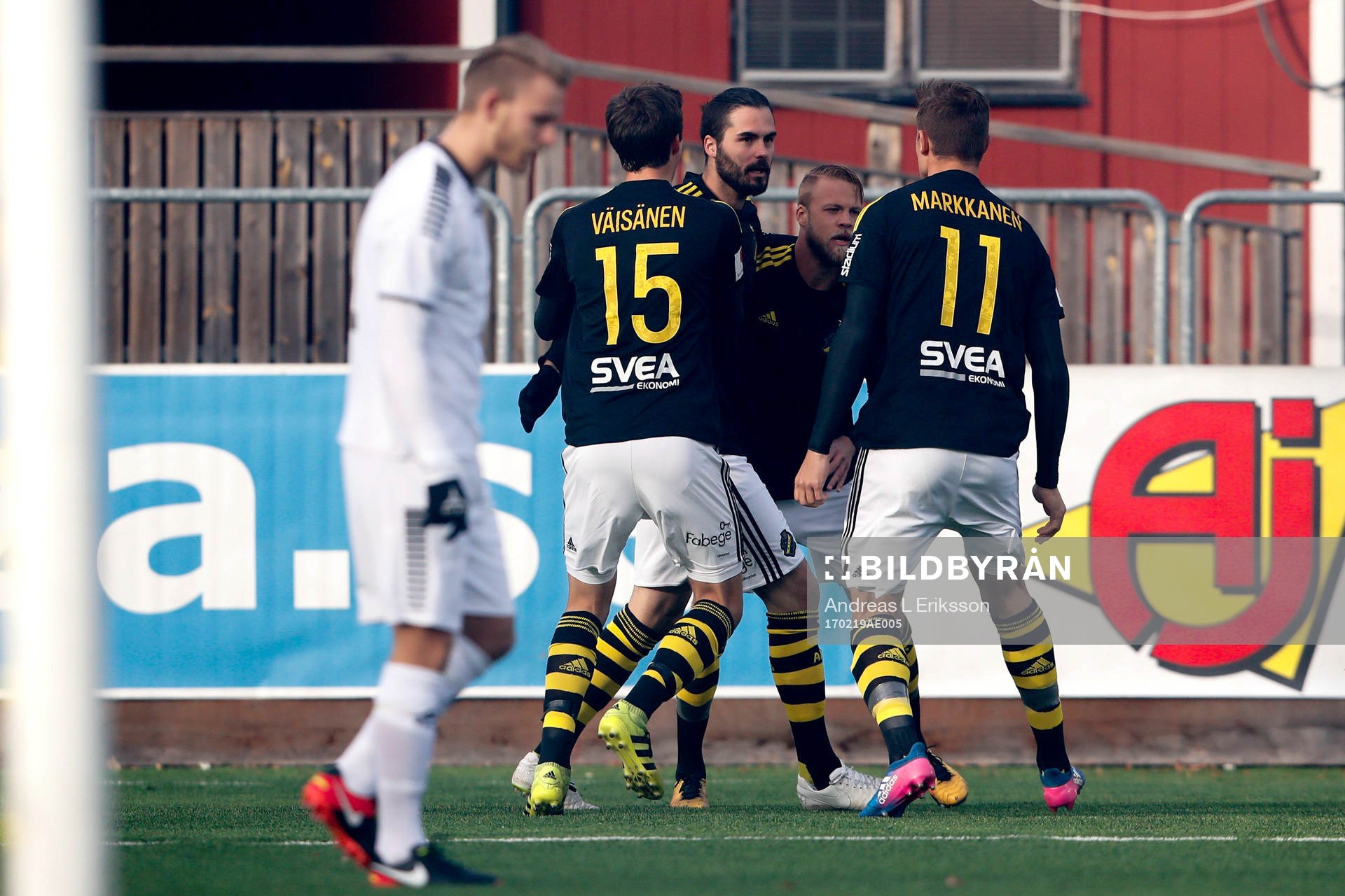 s Sauli Väisänen, Denni Avdic och Eero Markkanen jublar