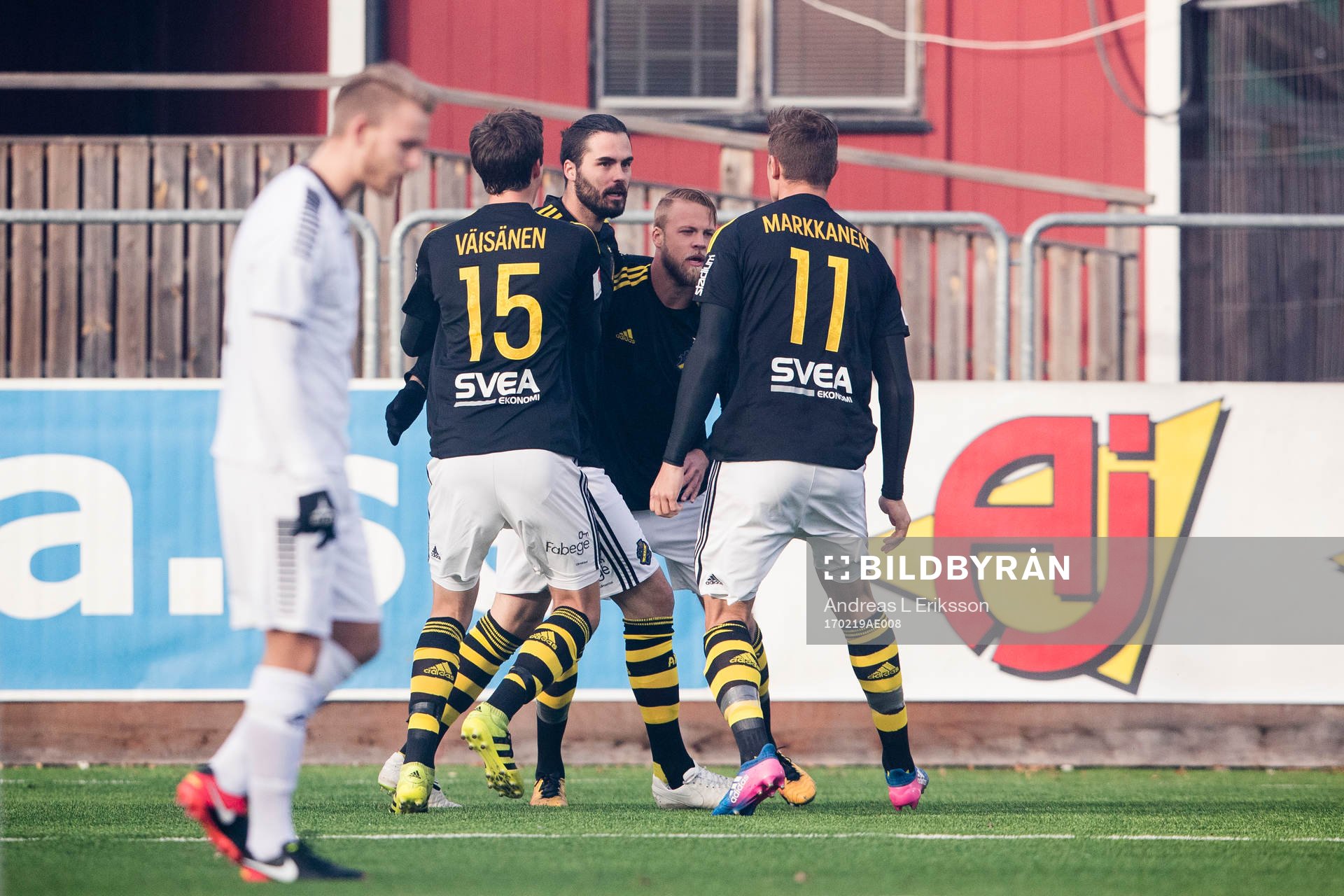 s Sauli Väisänen, Denni Avdic och Eero Markkanen jublar
