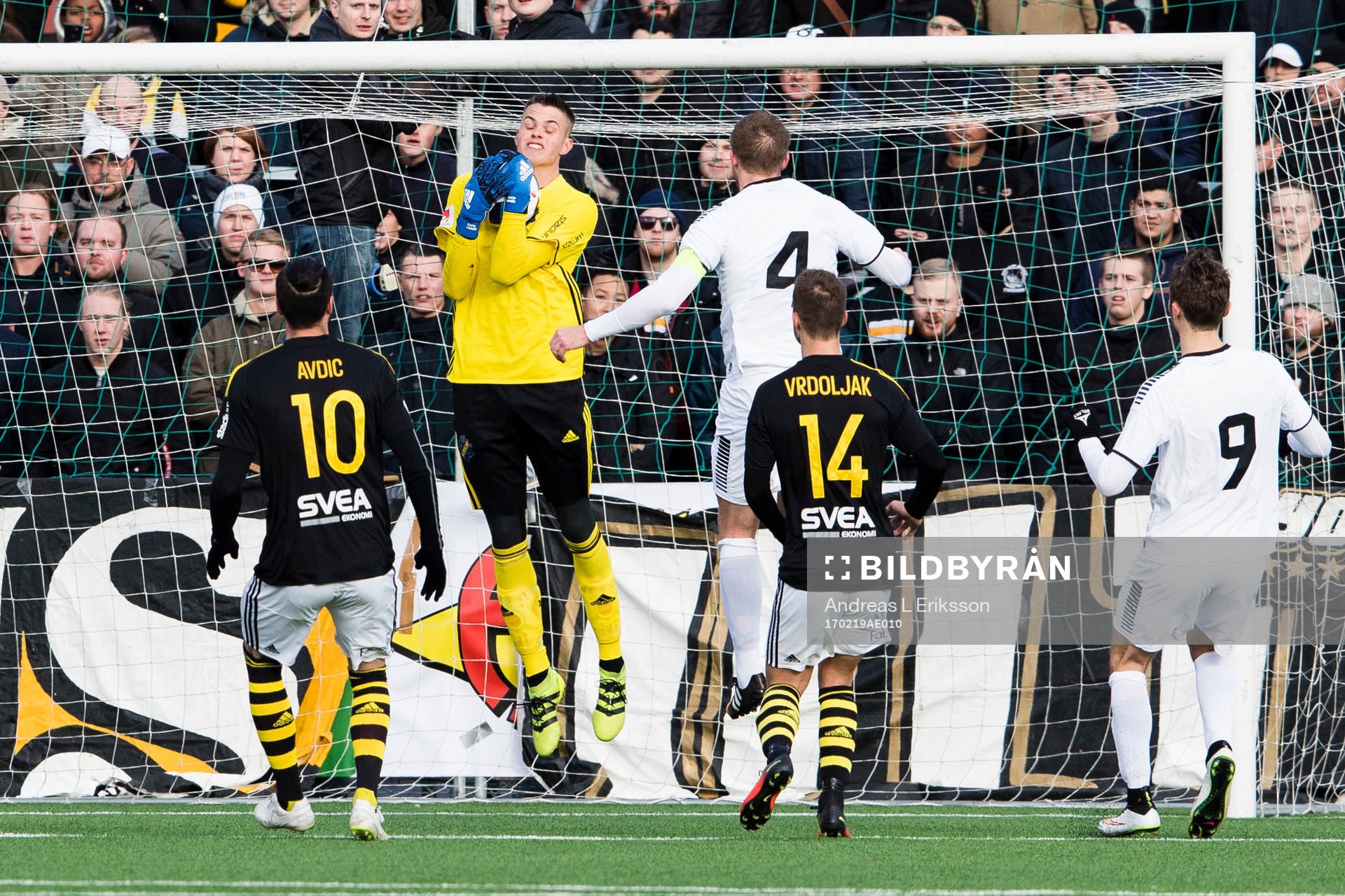 s målvakt Oscar Linnér tar ner bollen