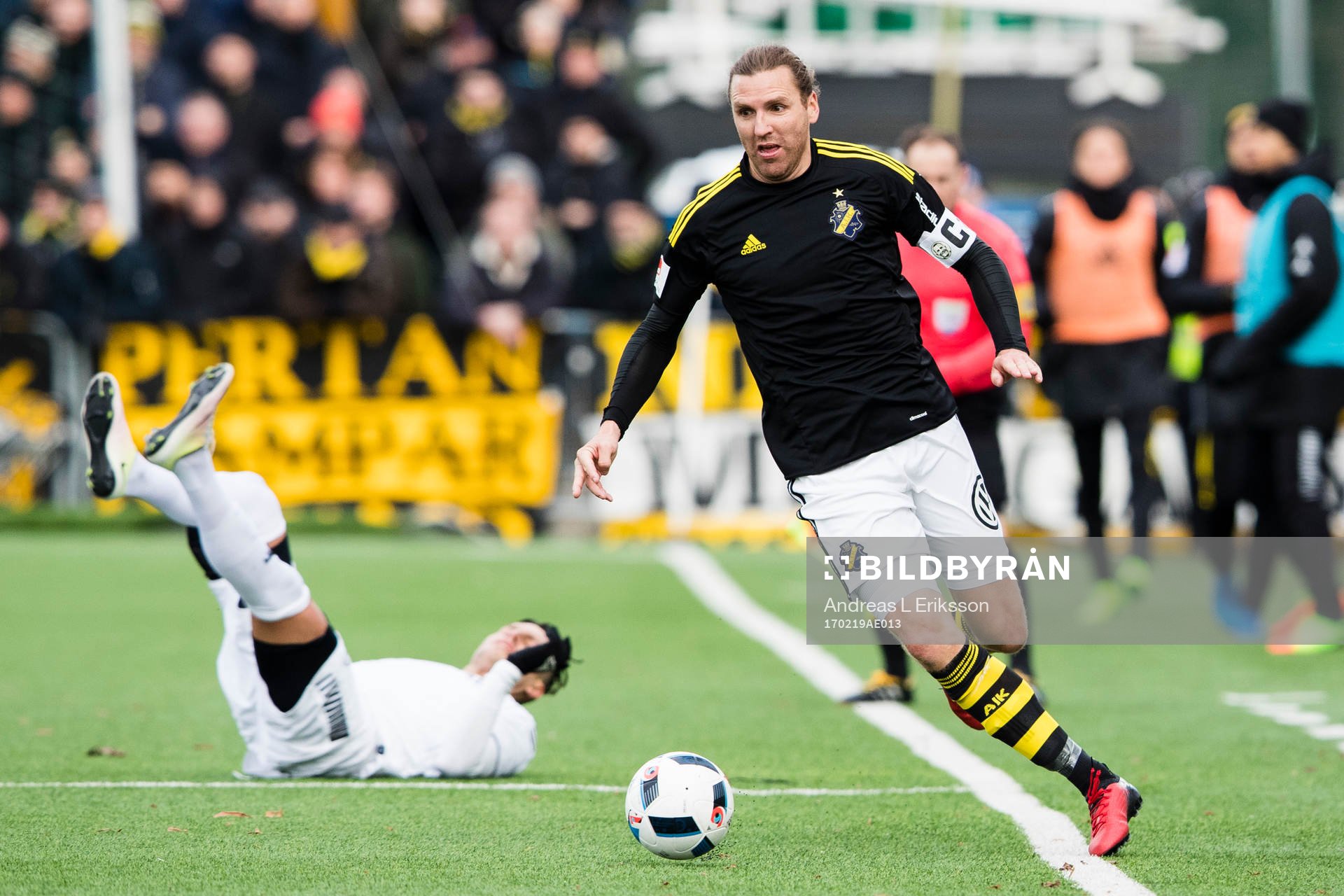 s Nils-Eric Johansson med bollen