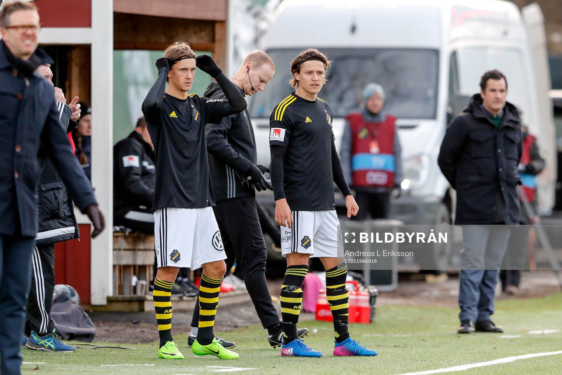 s Kristoffer Olsson och Simon Thern på väg att bytas in