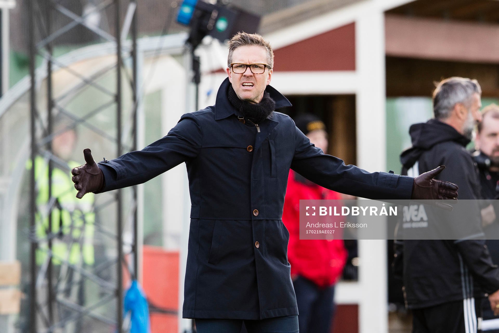 s tränare Rikard Norling reagerar
