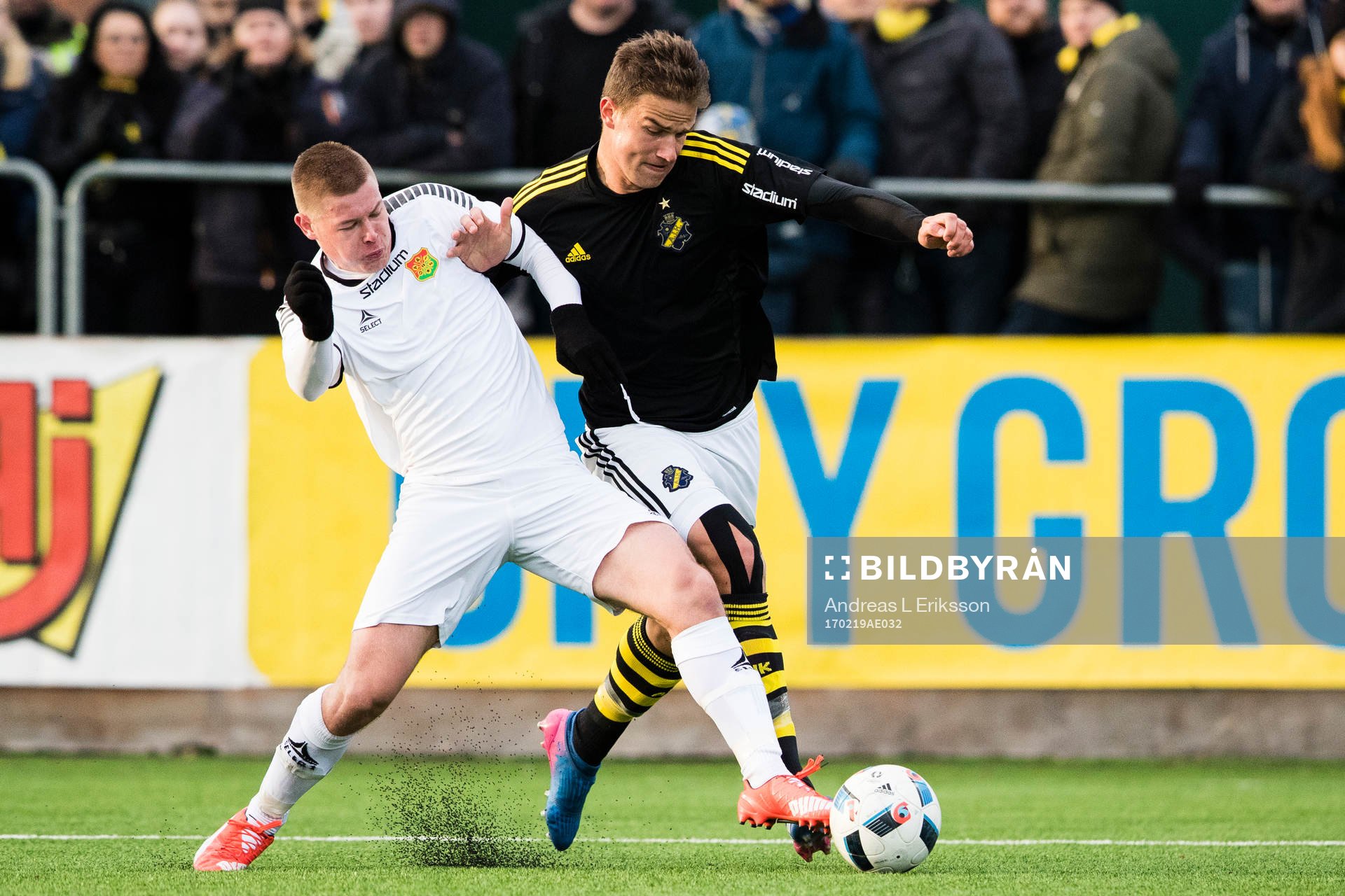 GAIS Aleksander Leksell i kamp om bollen med AIK:s Eero Markkanen under fotbollsmatchen i Svenska Cupen mellan AIK och GAIS den 19 februari 2017 i Stockholm.