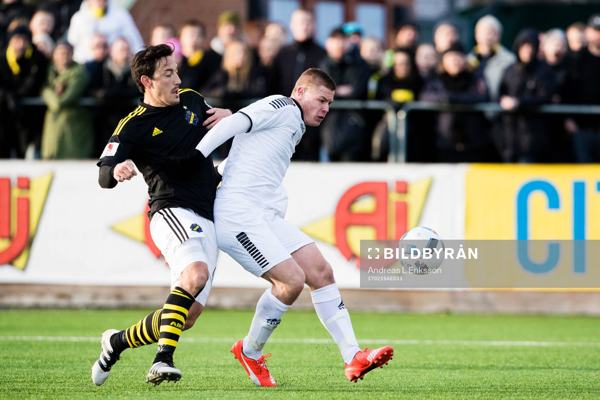 s Stefan Ishizaki i kamp om bollen med GAIS Aleksander