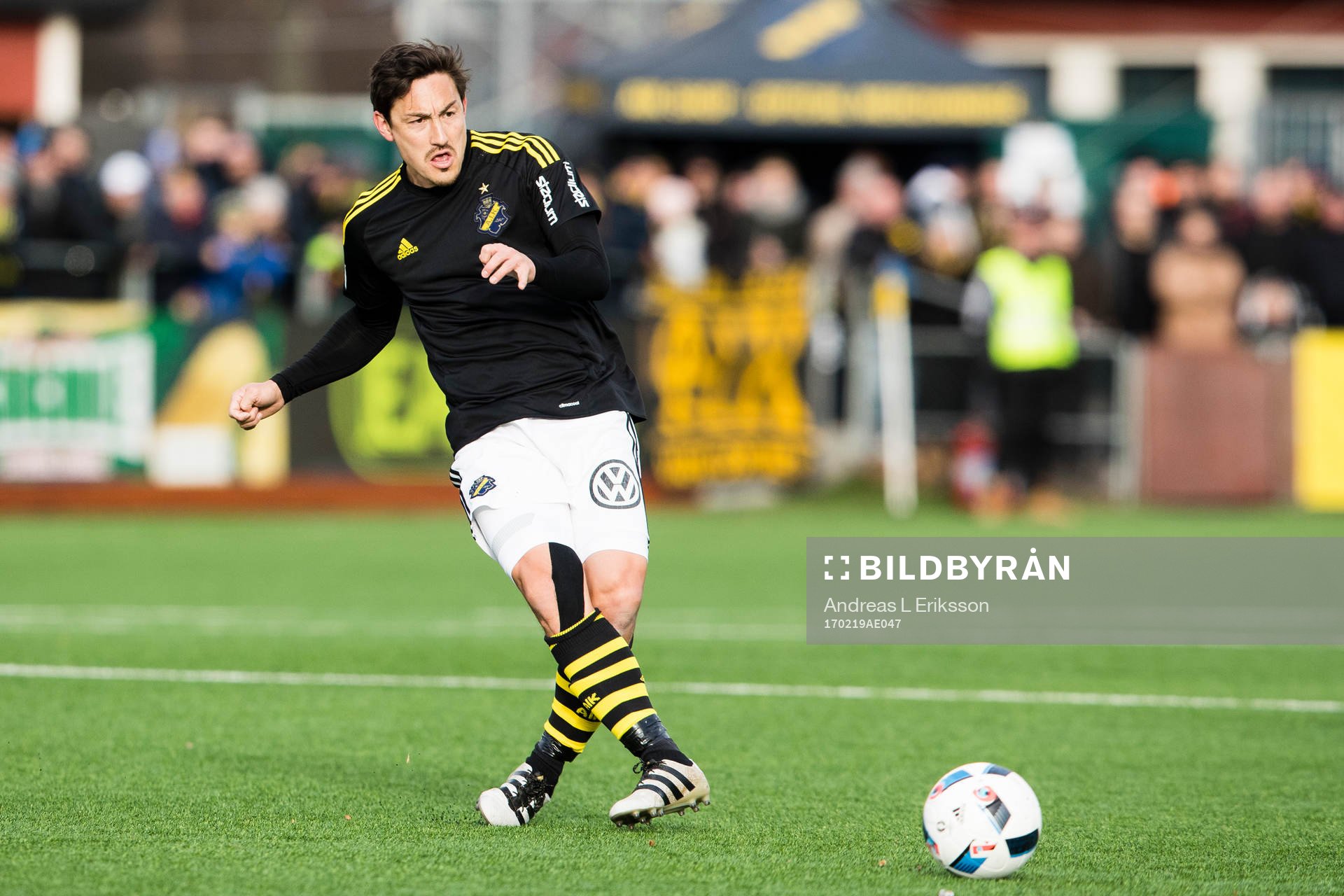 s Stefan Ishizaki med bollen