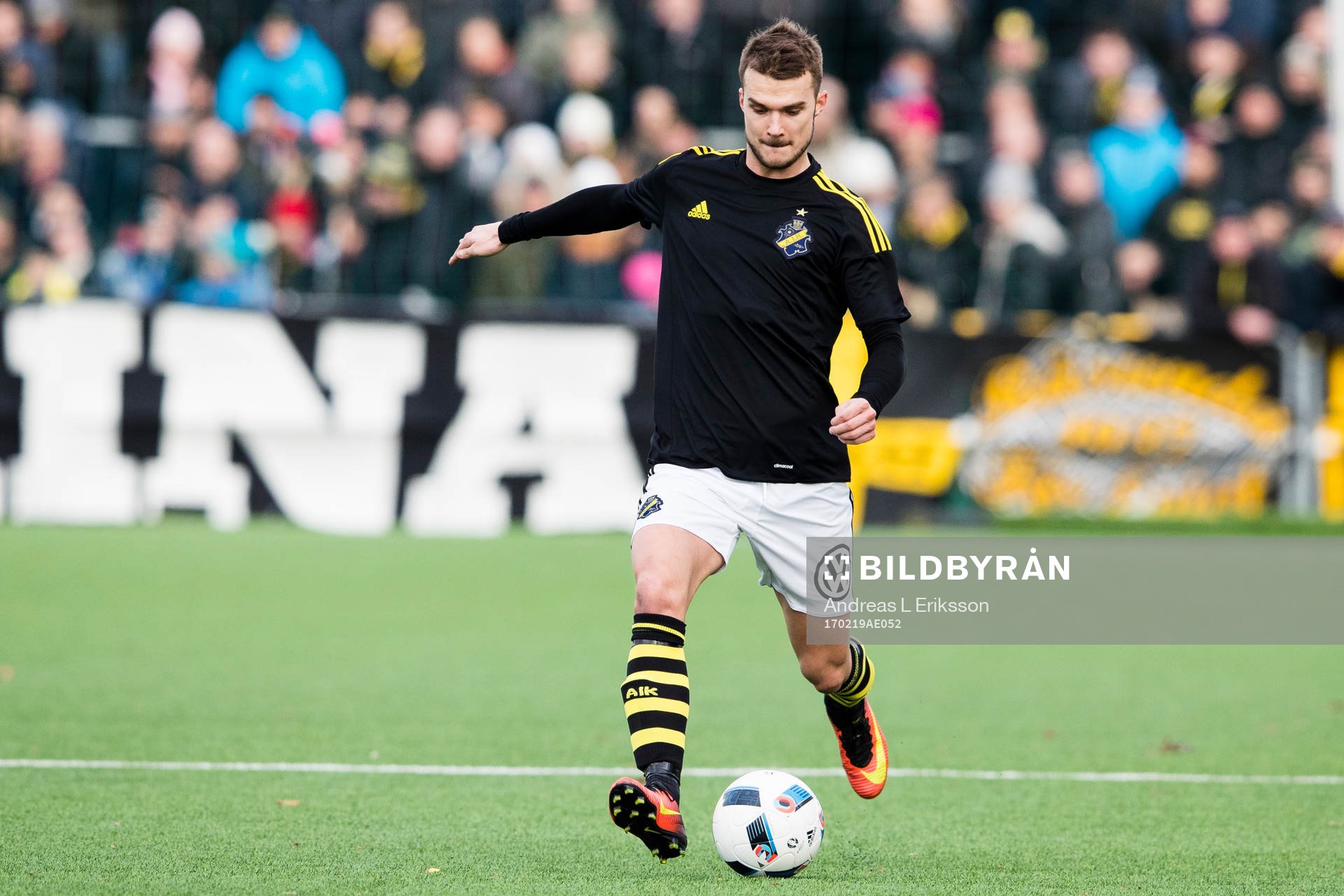 s Stipe Vrdoljak med bollen