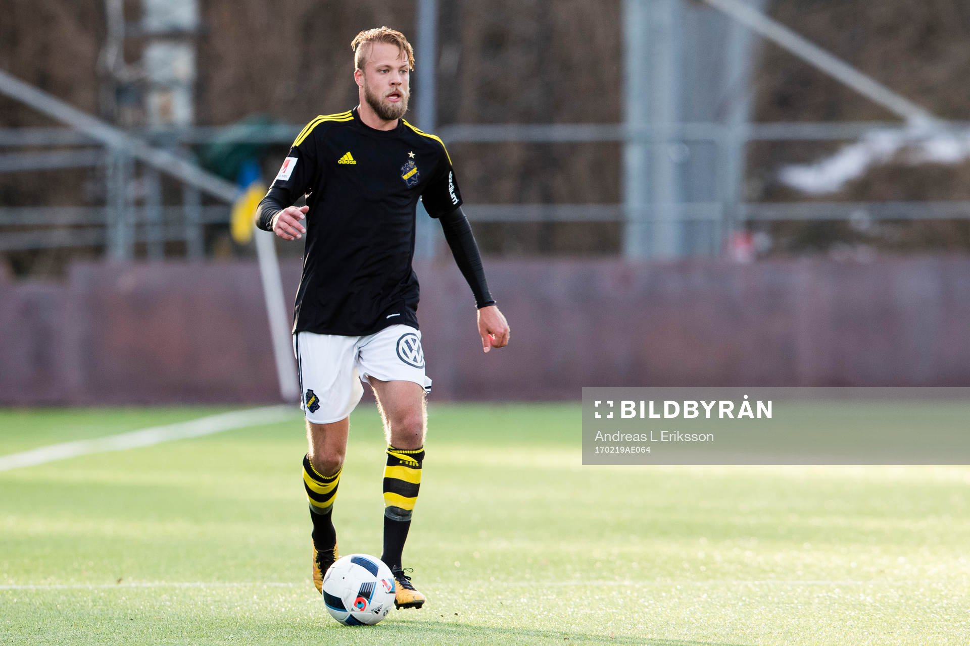 s Daniel Sundgren med bollen