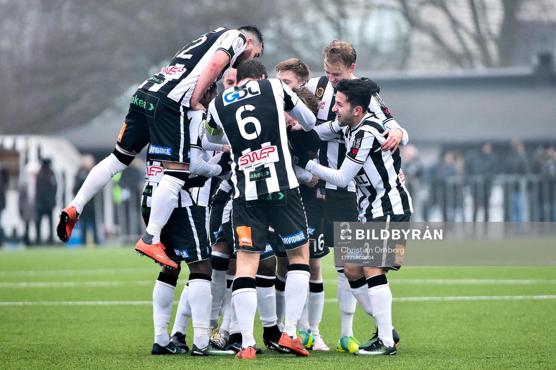 Landskronas Thierry Zahui jublar med lagkamrater efter 1-0 under fotbollsmatchen i Svenska cupen mellan Landskrona och Gefle den 19 februari 2017 i Landskrona.