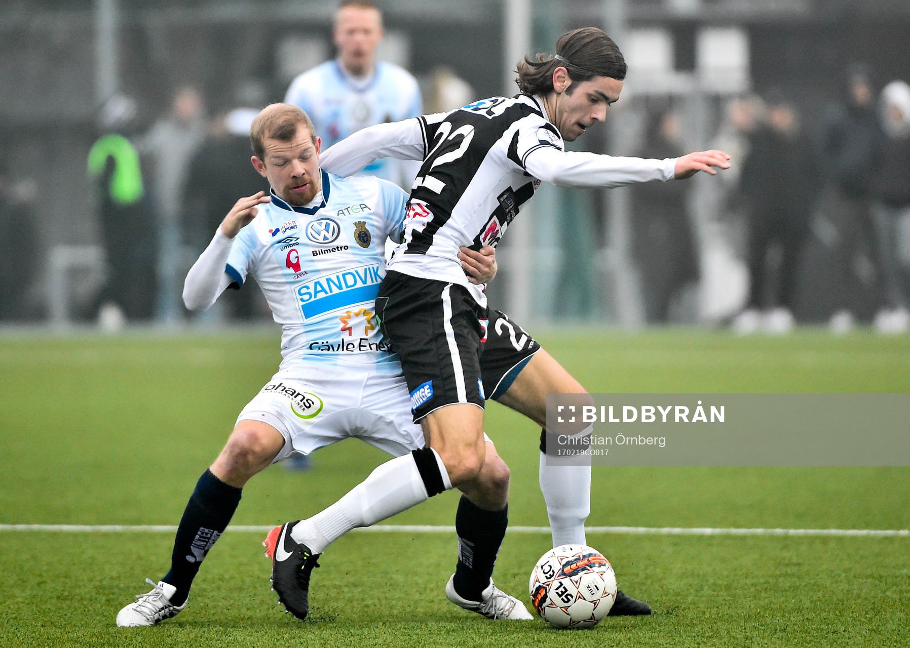 Gefles Jonas Lantto och Landskronas Adi Nalic under fotbollsmatchen i Svenska cupen mellan Landskrona och Gefle den 19 februari 2017 i Landskrona.