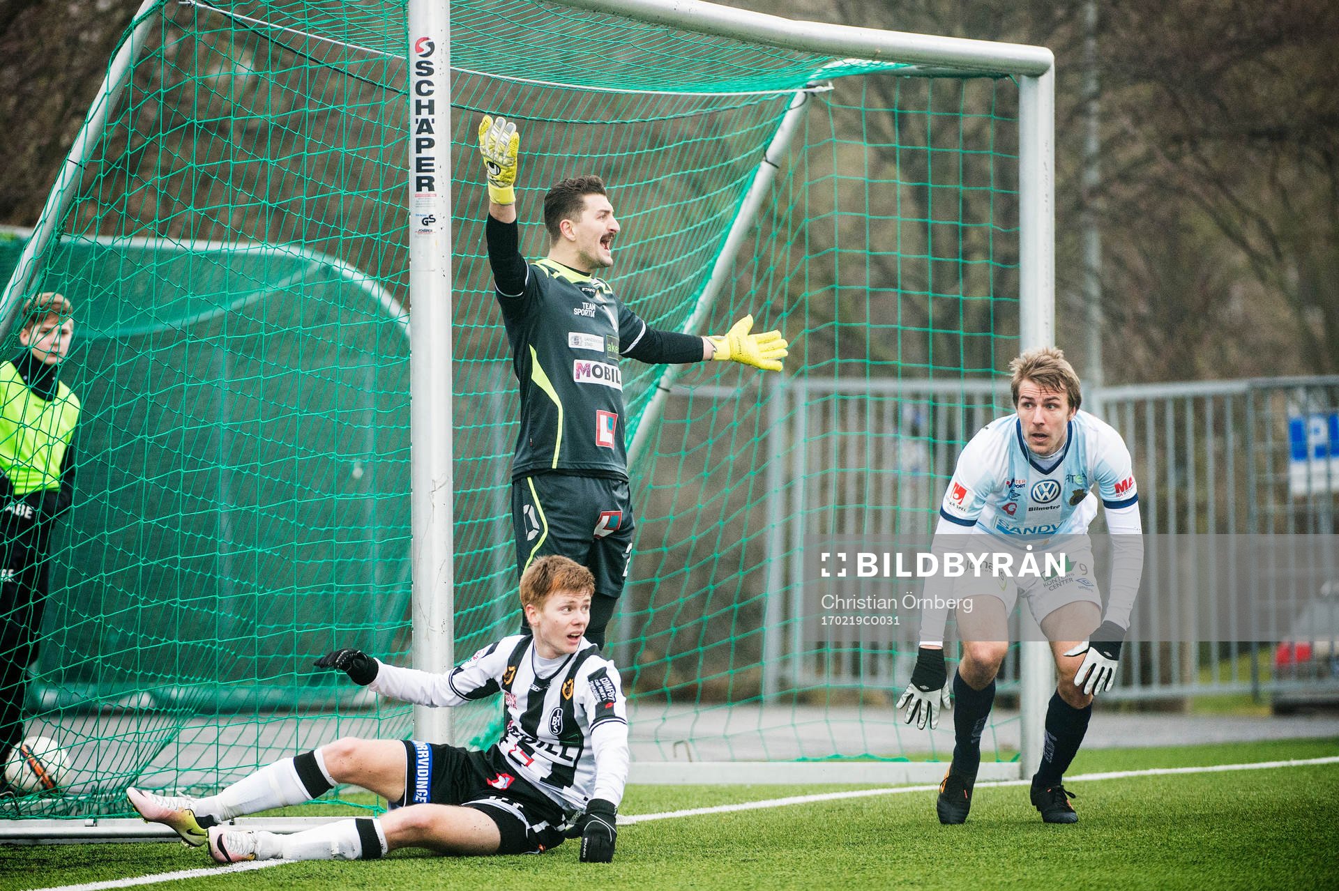 Landskronas målvakt Ivo Vazgec och Dennis Olofsson mot