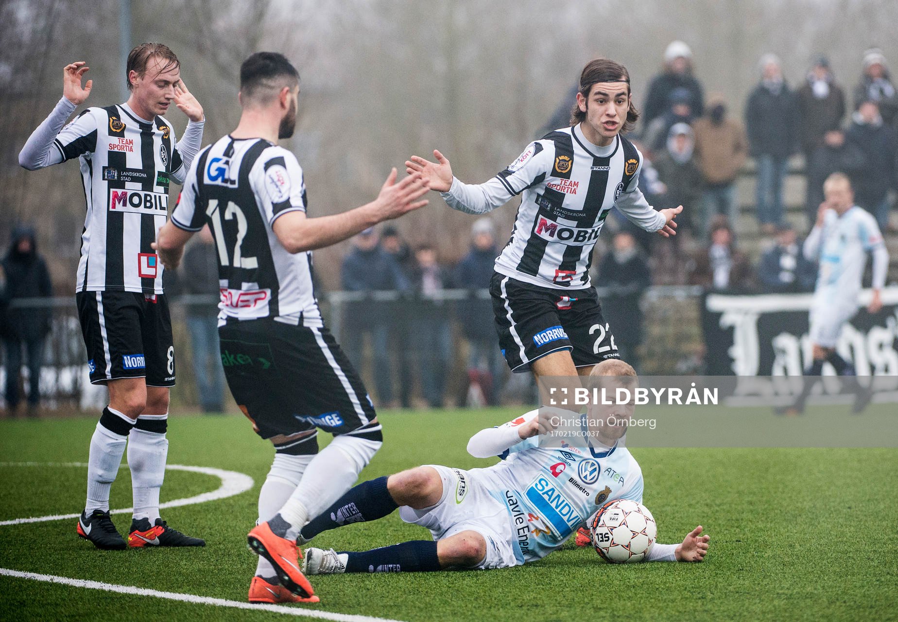 Gefles Jonas Lantto på gräset mot Landskronas Måns