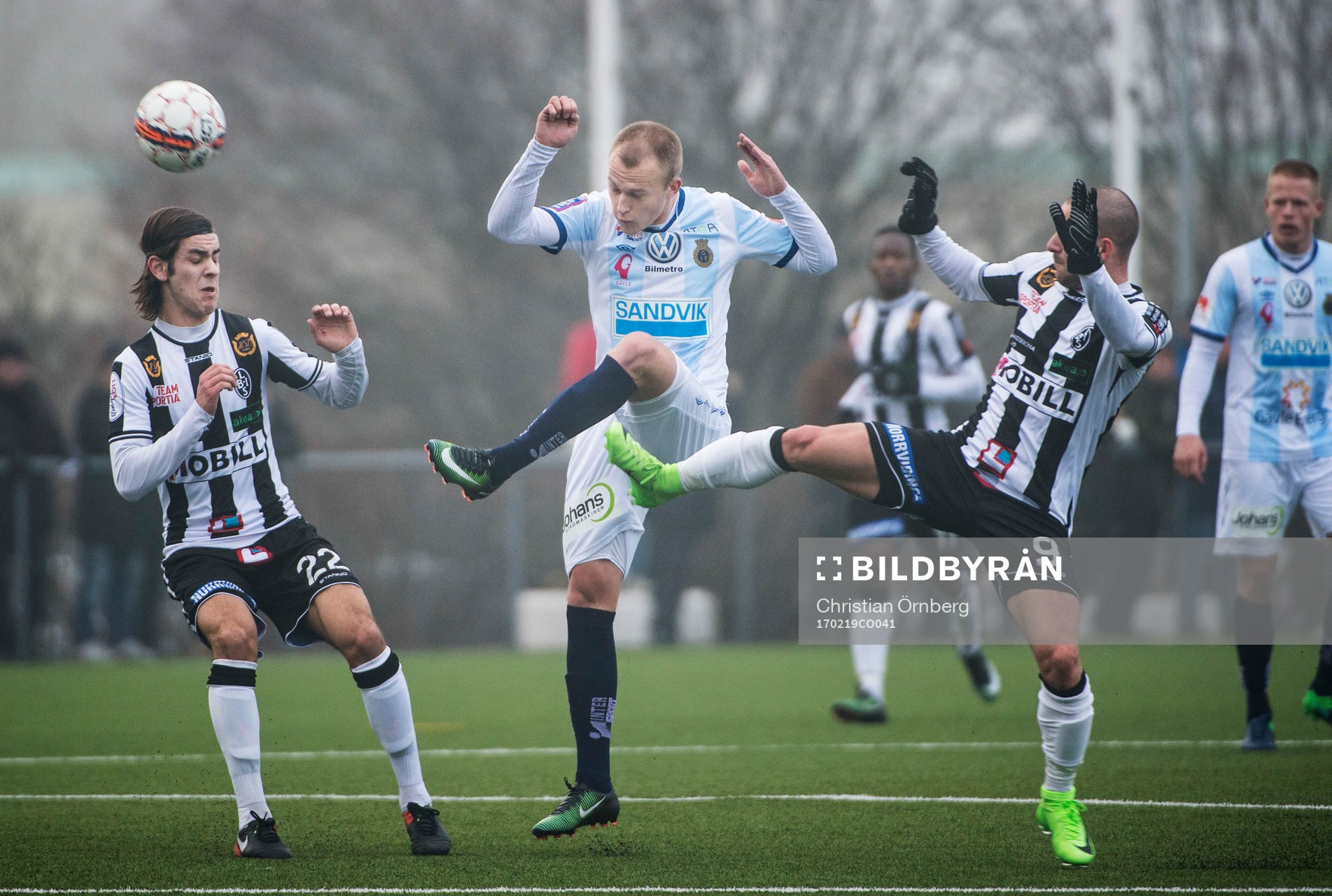 Gefles Christian Ljungberg mot Landskronas Adi Nalic och Filip Pivkovski under fotbollsmatchen i Svenska cupen mellan Landskrona och Gefle den 19 februari 2017 i Landskrona.