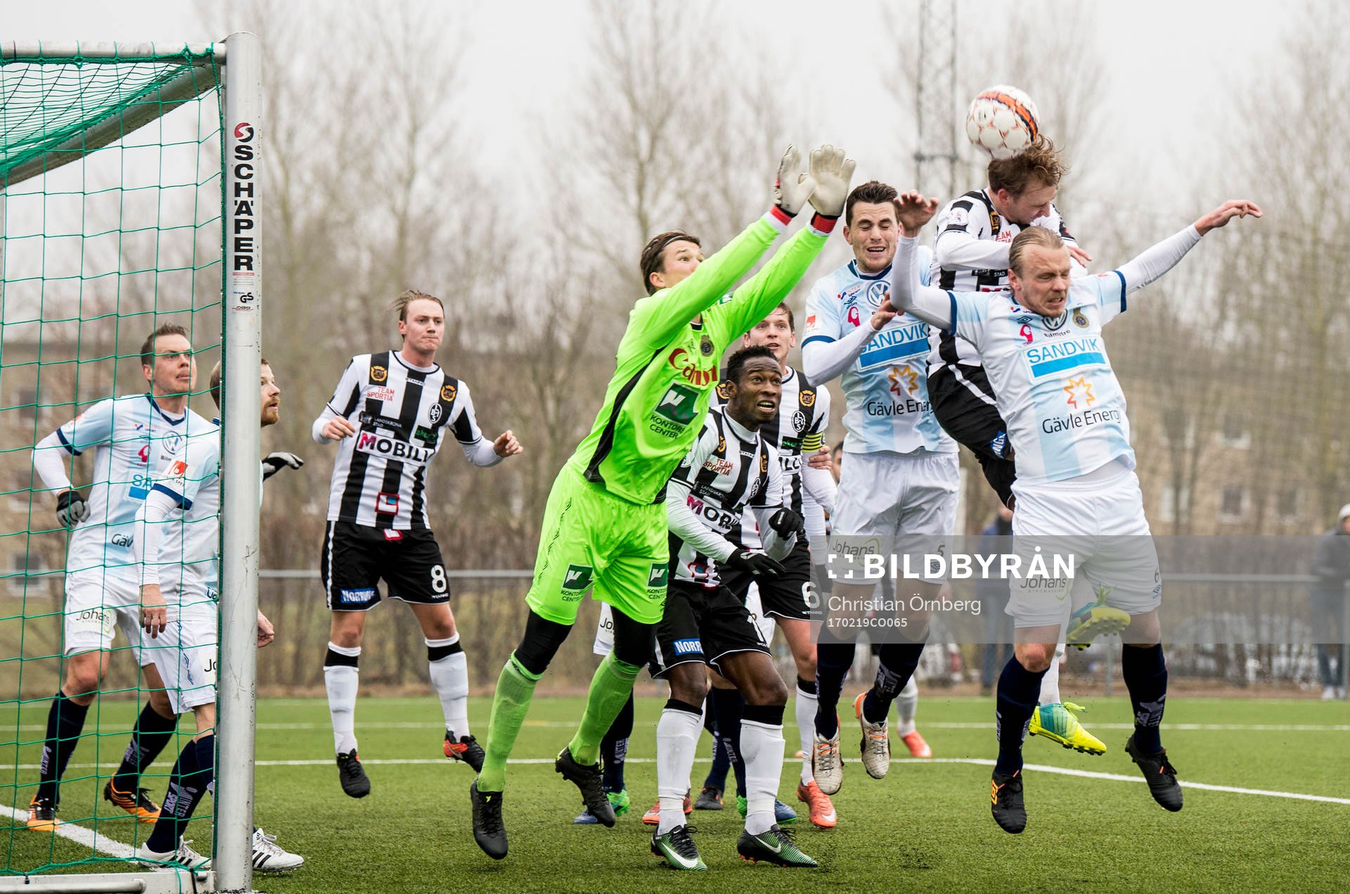 Landskronas Viktor Svensson mot Gefles målvakt August