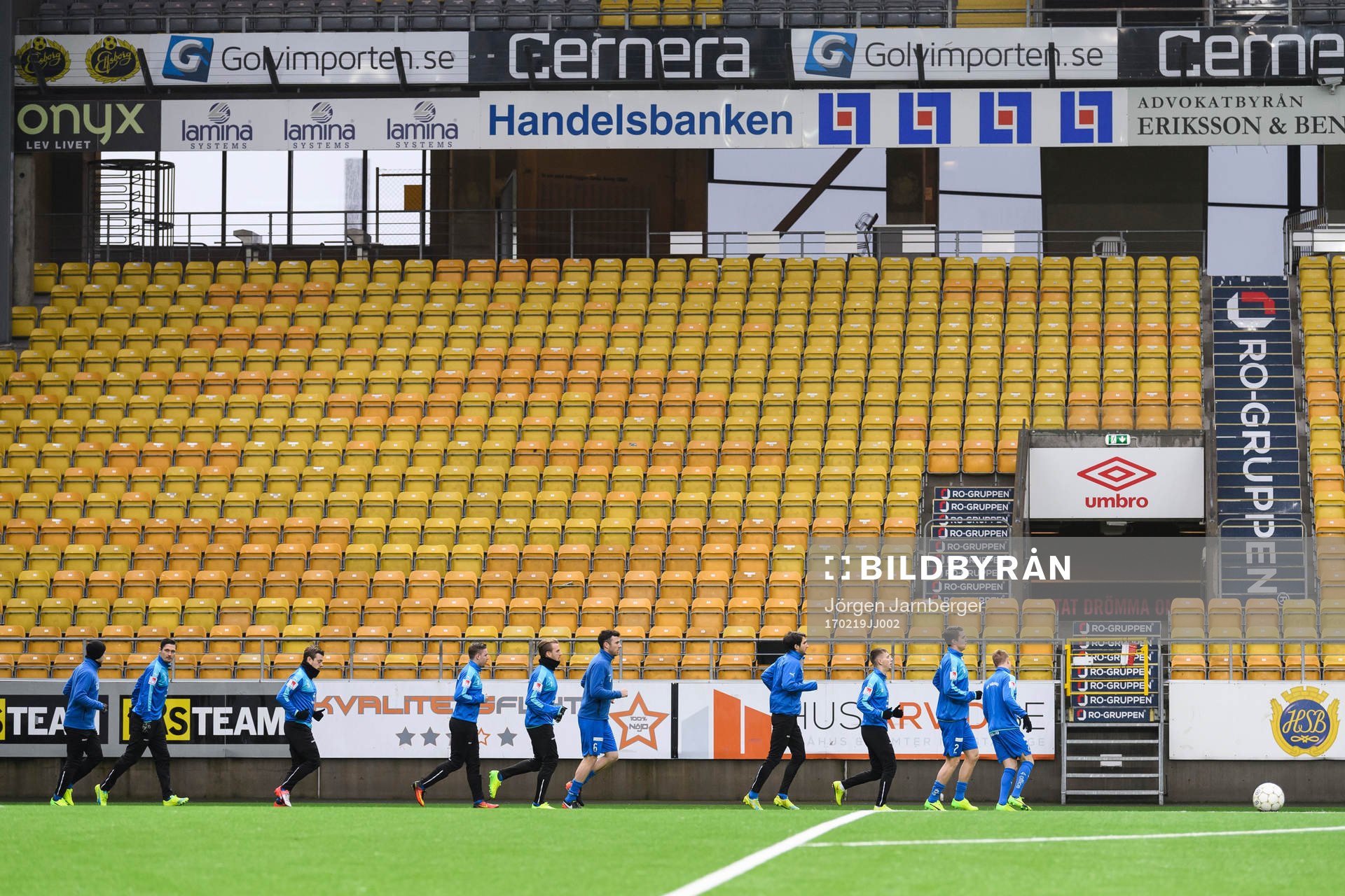 Värnamos spelare värmer upp innan fotbollsmatchen i