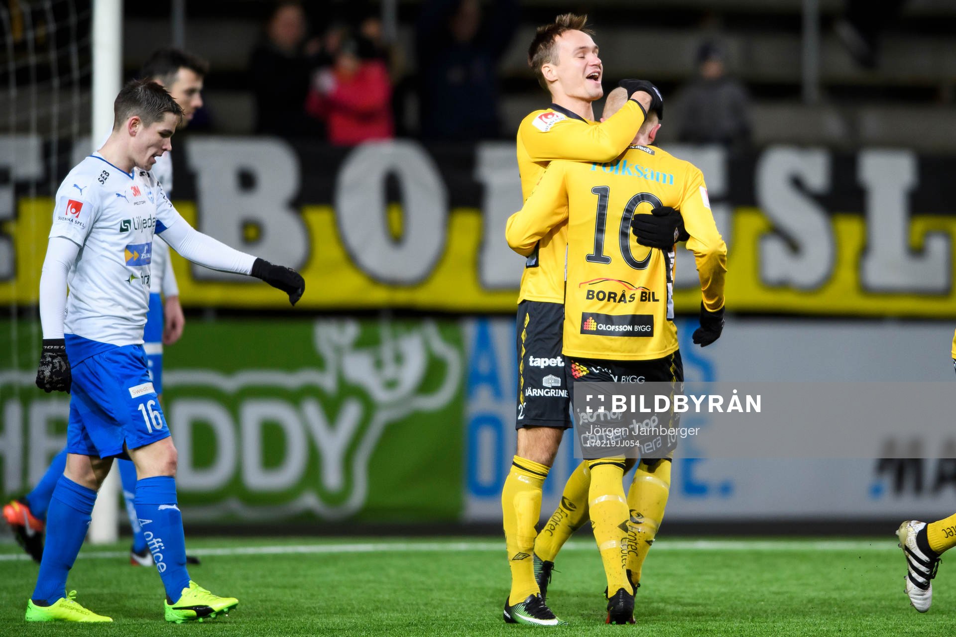 Elfsborgs Viktor Prodell jublar med Simon Lundevall (rygg mot kameran) efter att Simon Lundevall gjort 2-2 under fotbollsmatchen i Svenska Cupen mellan Elfsborg och Värnamo den 19 februari 2017 i Borås.